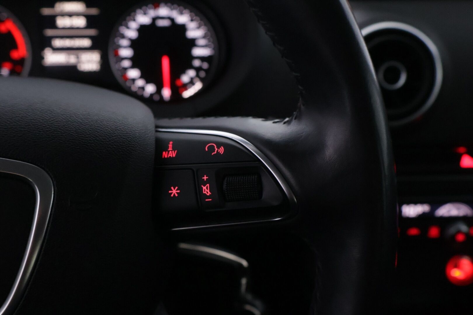 Audi A3 2013 Sportback Business 1,6 TDI 77 kW * Suomi-auto / Vakkari / P.tutka / Webasto / Xenon / Automaatti-ilmastointi * - Juuri leimattu Webastolla, kaksilla renkailla sekä vanteilla varusteltu Suomiauto! - HULLUT AVAJAISHULINAT KORKOTARJOUS 3,29 %