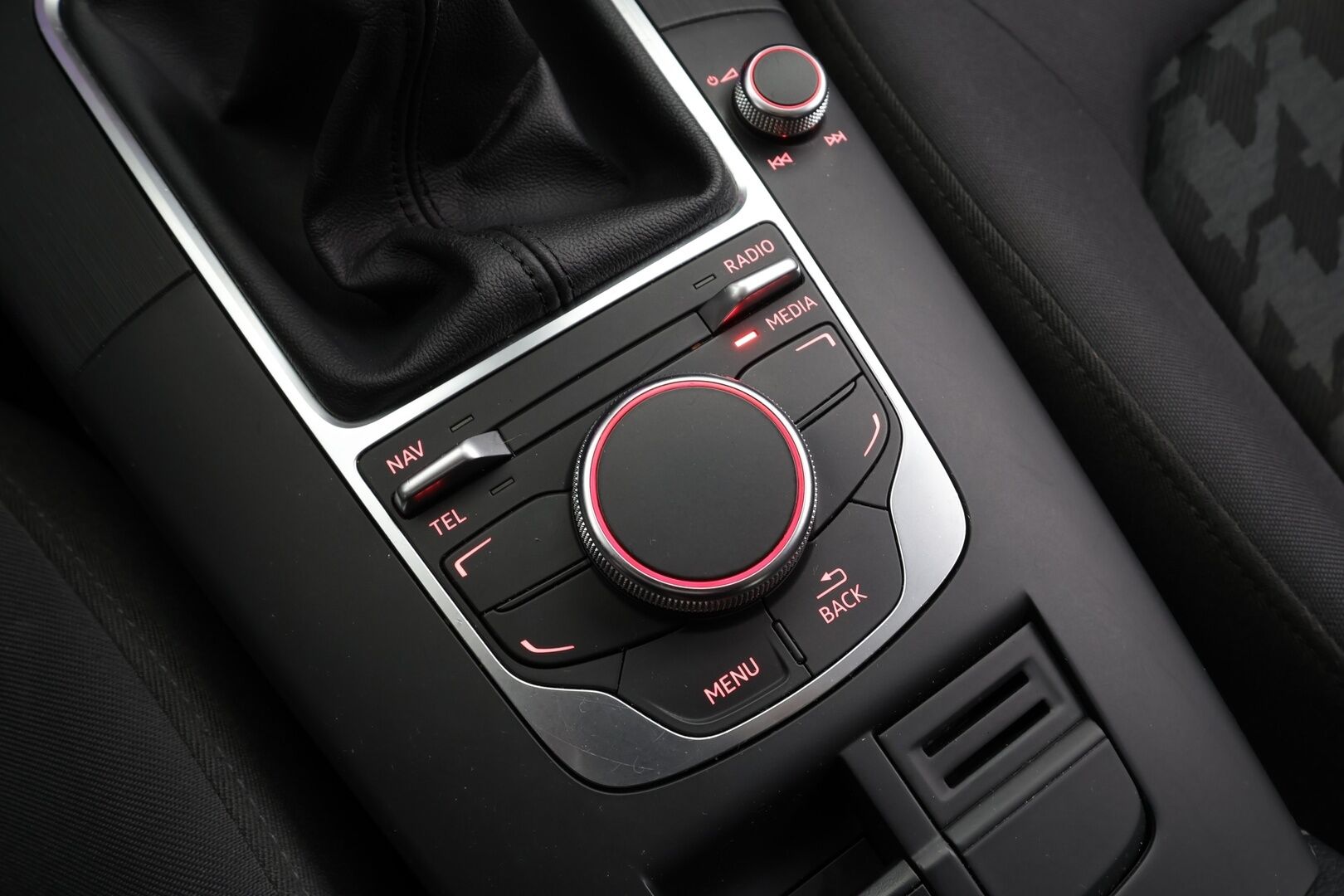 Audi A3 2013 Sportback Business 1,6 TDI 77 kW * Suomi-auto / Vakkari / P.tutka / Webasto / Xenon / Automaatti-ilmastointi * - Taloudellinen Webastolla, kaksilla renkailla sekä vanteilla varusteltu Suomiauto!