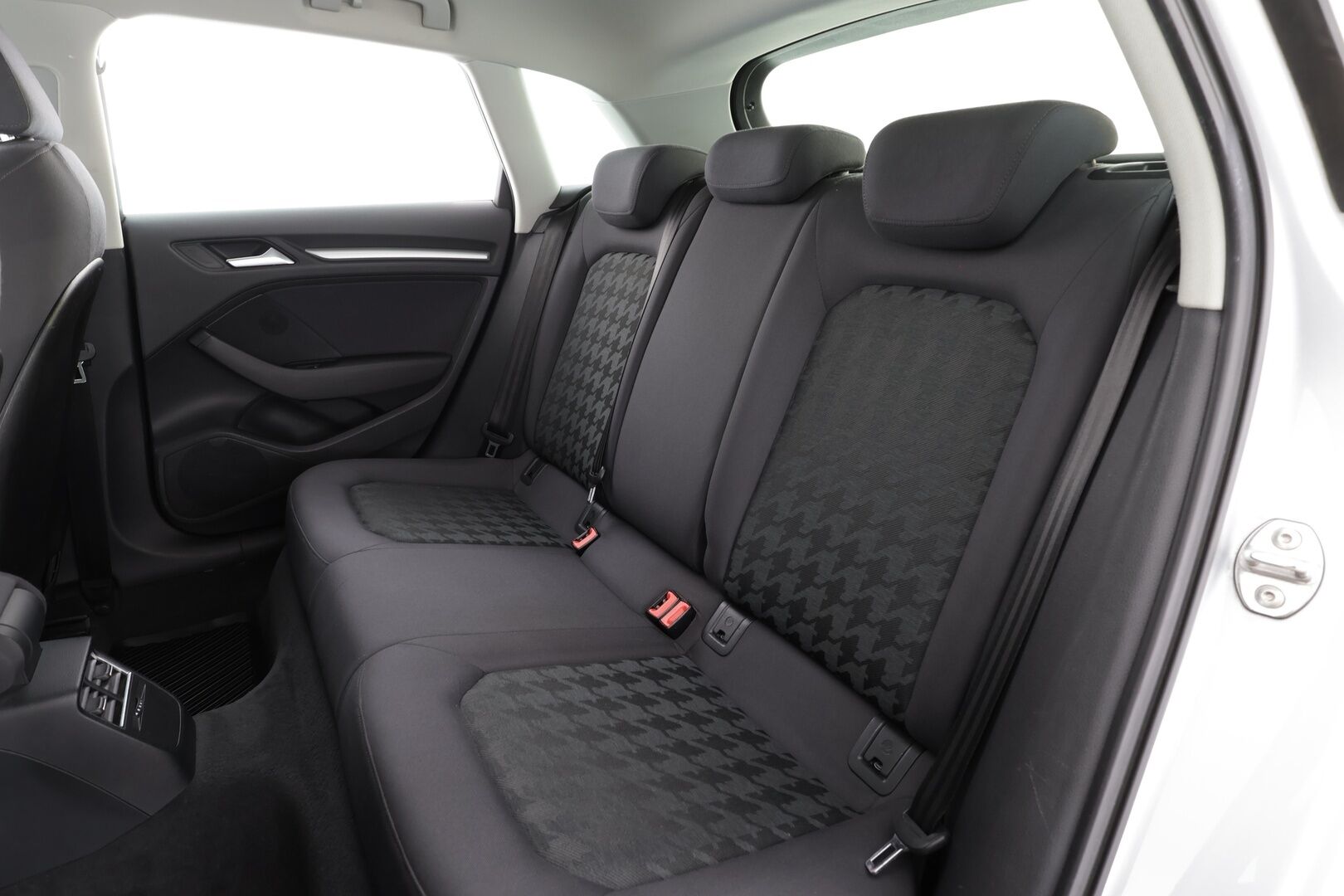 Audi A3 2013 Sportback Business 1,6 TDI 77 kW * Suomi-auto / Vakkari / P.tutka / Webasto / Xenon / Automaatti-ilmastointi * - Taloudellinen Webastolla, kaksilla renkailla sekä vanteilla varusteltu Suomiauto!