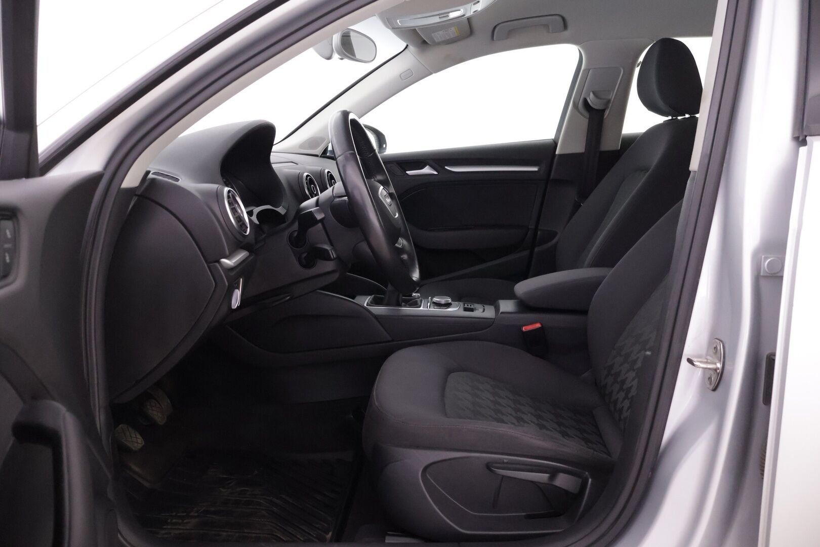 Audi A3 2013 Sportback Business 1,6 TDI 77 kW * Suomi-auto / Vakkari / P.tutka / Webasto / Xenon / Automaatti-ilmastointi * - Juuri leimattu Webastolla, kaksilla renkailla sekä vanteilla varusteltu Suomiauto! - HULLUT AVAJAISHULINAT KORKOTARJOUS 3,29 %