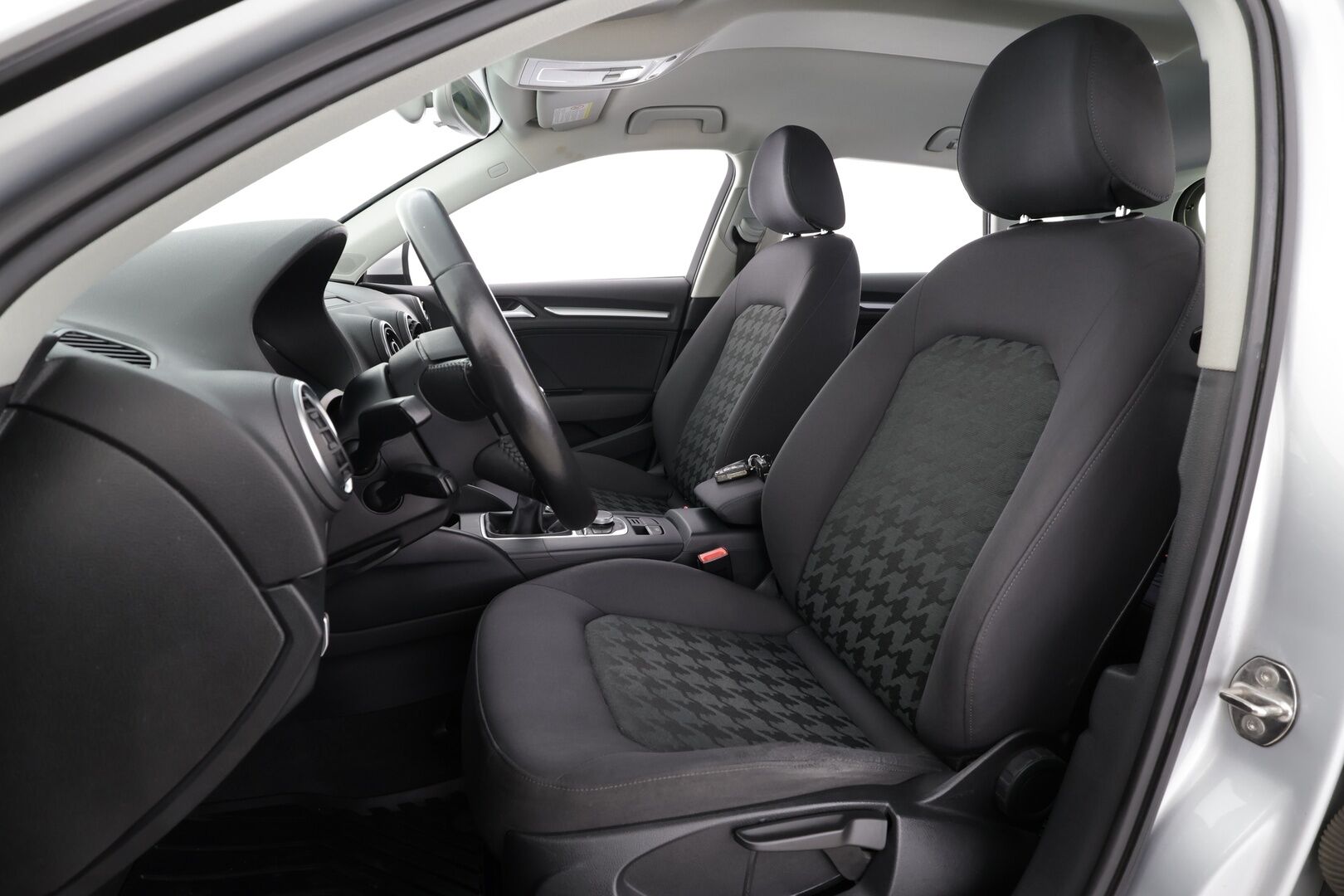 Audi A3 2013 Sportback Business 1,6 TDI 77 kW * Suomi-auto / Vakkari / P.tutka / Webasto / Xenon / Automaatti-ilmastointi * - Taloudellinen Webastolla, kaksilla renkailla sekä vanteilla varusteltu Suomiauto!