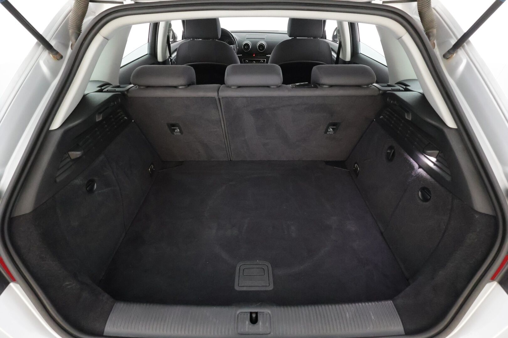 Audi A3 2013 Sportback Business 1,6 TDI 77 kW * Suomi-auto / Vakkari / P.tutka / Webasto / Xenon / Automaatti-ilmastointi * - Kahdet renkaat aluvanteilla - HULLU BLACKWEEK KORKOTARJOUS 2,49%