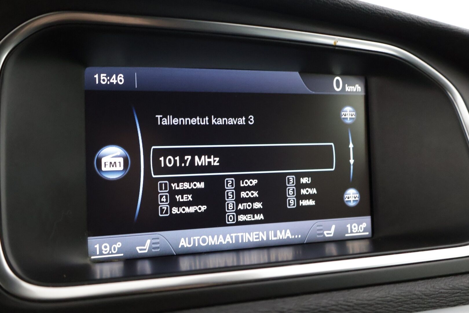 Volvo V40 2013 D2 Momentum aut * Webasto / P-tutkat takana / Bluetooth / Lohkolämmitin / Navi * - Suomi-auto / Hyvin pidetty / 2x Aluvanteet