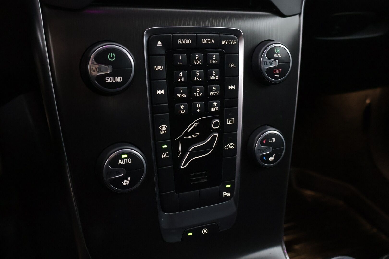 Volvo V40 2013 D2 Momentum aut * Webasto / P-tutkat takana / Bluetooth / Lohkolämmitin / Navi * - Suomi-auto / Hyvin pidetty / 2x Aluvanteet