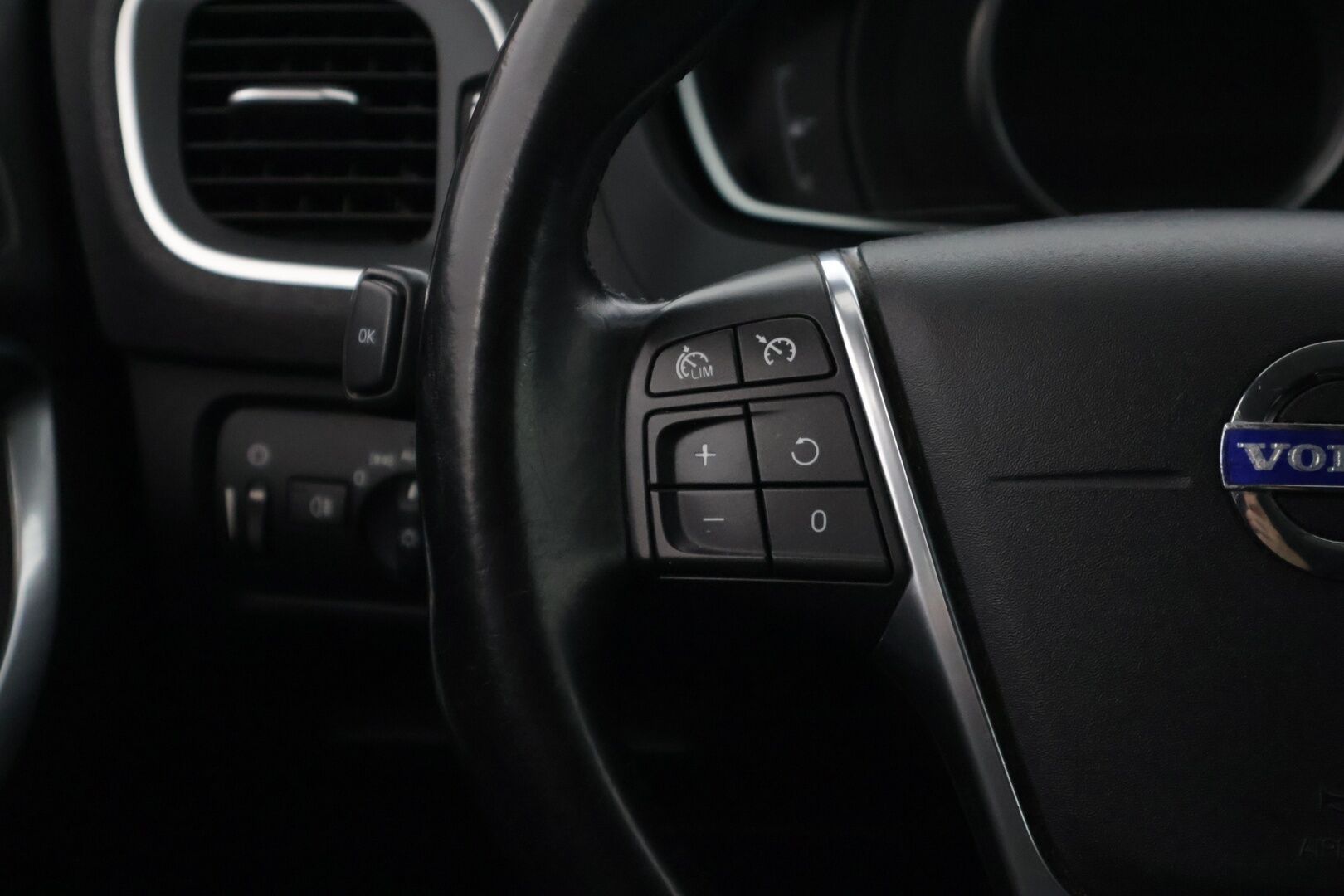 Volvo V40 2013 D2 Momentum aut * Webasto / P-tutkat takana / Bluetooth / Lohkolämmitin / Navi * - Suomi-auto / Hyvin pidetty / 2x Aluvanteet
