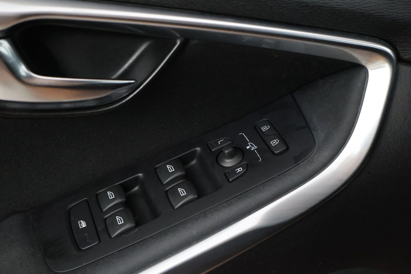 Volvo V40 2013 D2 Momentum aut * Webasto / P-tutkat takana / Bluetooth / Lohkolämmitin / Navi * - Suomi-auto / Hyvin pidetty / 2x Aluvanteet