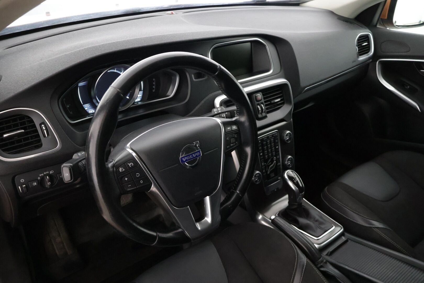 Volvo V40 2013 D2 Momentum aut * Webasto / P-tutkat takana / Bluetooth / Lohkolämmitin / Navi * - Suomi-auto / Hyvin pidetty / 2x Aluvanteet