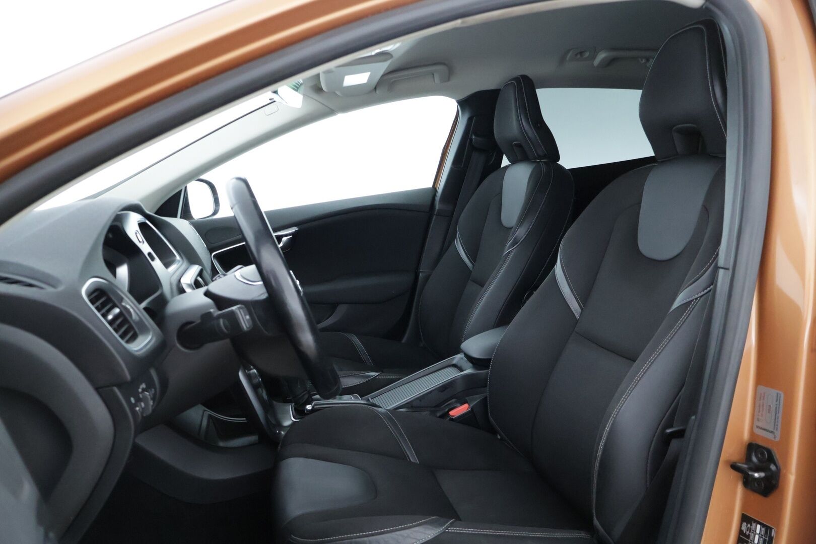 Volvo V40 2013 D2 Momentum aut * Webasto / P-tutkat takana / Bluetooth / Lohkolämmitin / Navi * - Suomi-auto / Hyvin pidetty / 2x Aluvanteet