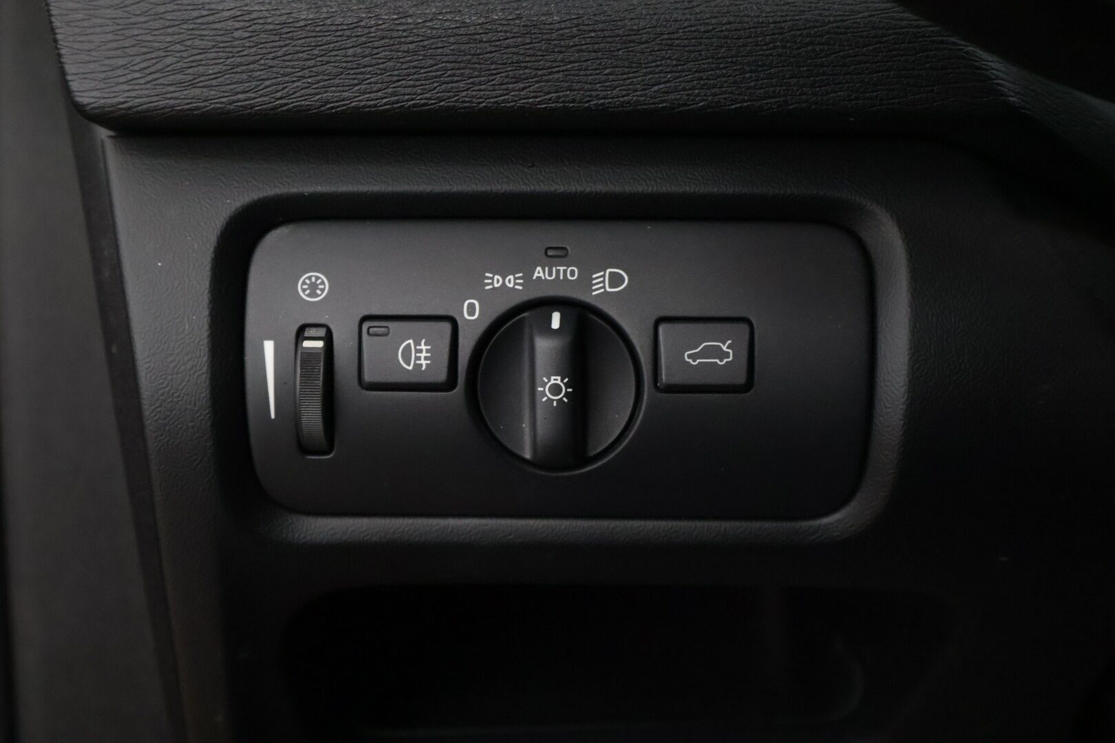 Volvo V40 2013 D2 Momentum aut * Webasto / P-tutkat takana / Bluetooth / Lohkolämmitin / Navi * - Suomi-auto / Hyvin pidetty / 2x Aluvanteet