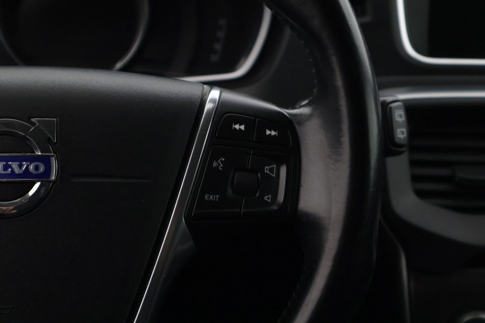 Volvo V40 2013 D2 Momentum aut * Webasto / P-tutkat takana / Bluetooth / Lohkolämmitin / Navi * - Suomi-auto / Hyvin pidetty / 2x Aluvanteet