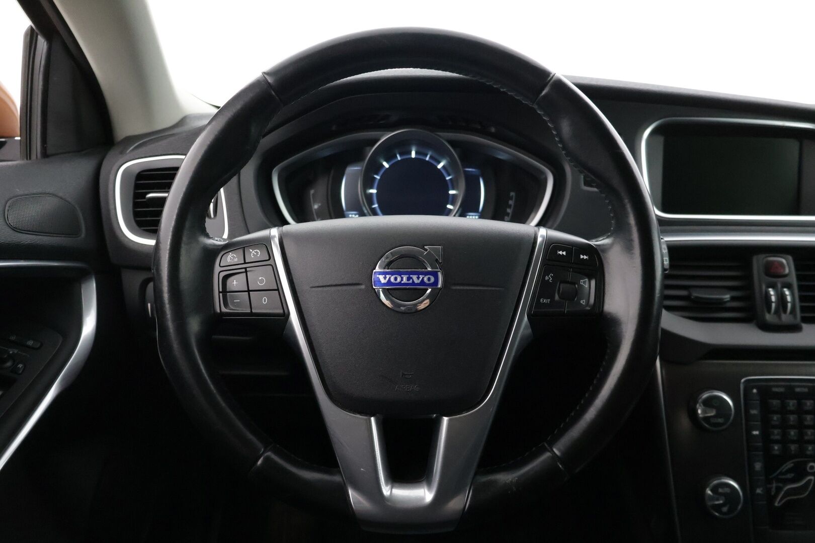 Volvo V40 2013 D2 Momentum aut * Webasto / P-tutkat takana / Bluetooth / Lohkolämmitin / Navi * - Suomi-auto / Hyvin pidetty / 2x Aluvanteet