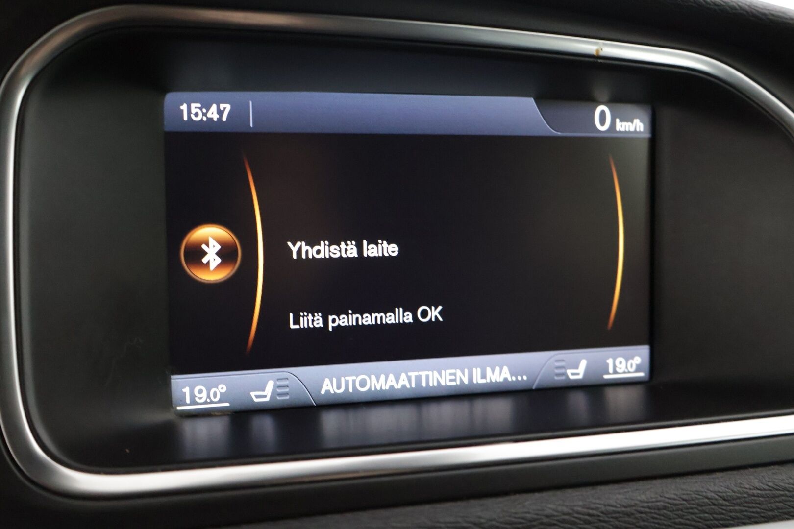 Volvo V40 2013 D2 Momentum aut * Webasto / P-tutkat takana / Bluetooth / Lohkolämmitin / Navi * - Suomi-auto / Hyvin pidetty / 2x Aluvanteet