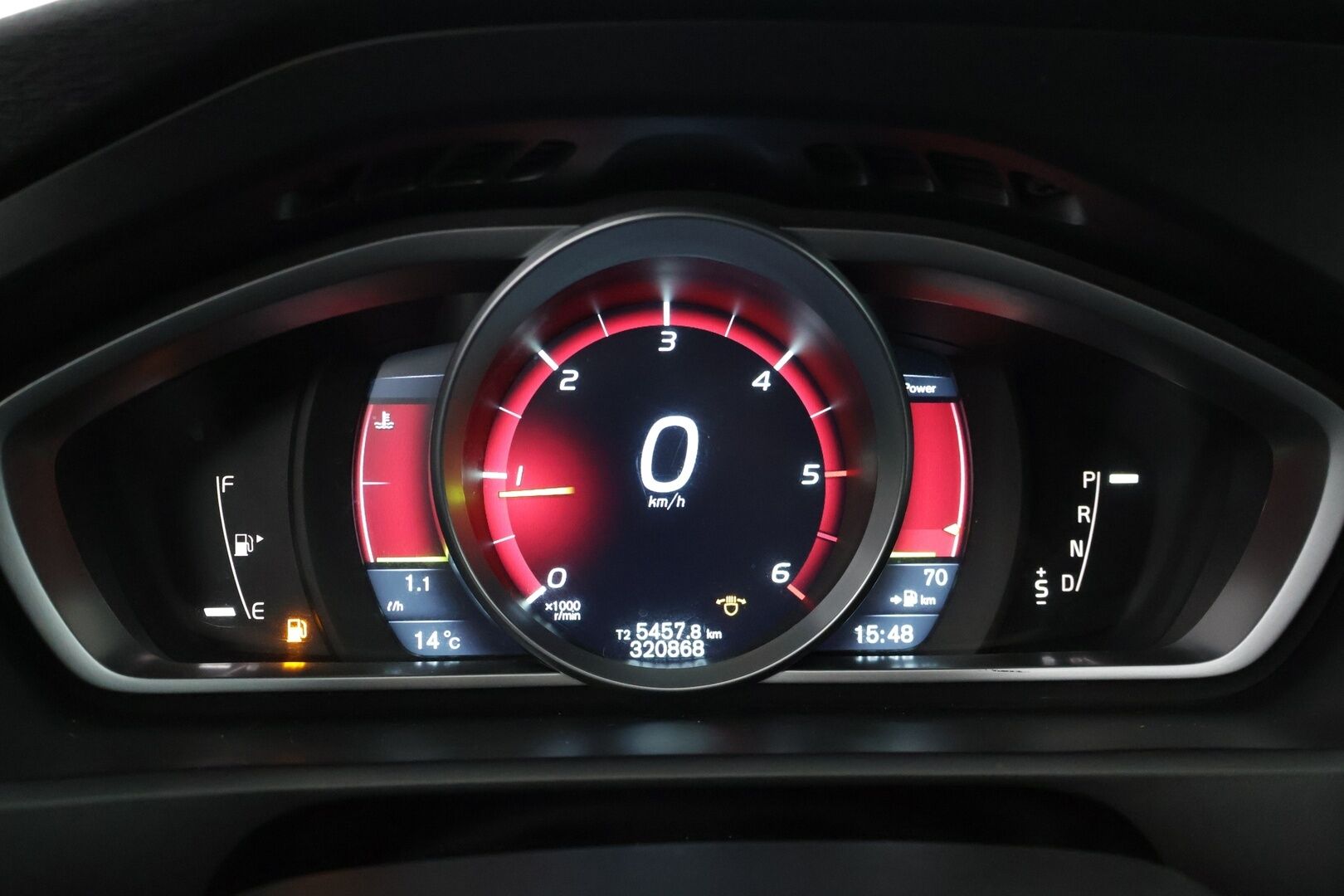 Volvo V40 2013 D2 Momentum aut * Webasto / P-tutkat takana / Bluetooth / Lohkolämmitin / Navi * - Suomi-auto / Hyvin pidetty / 2x Aluvanteet