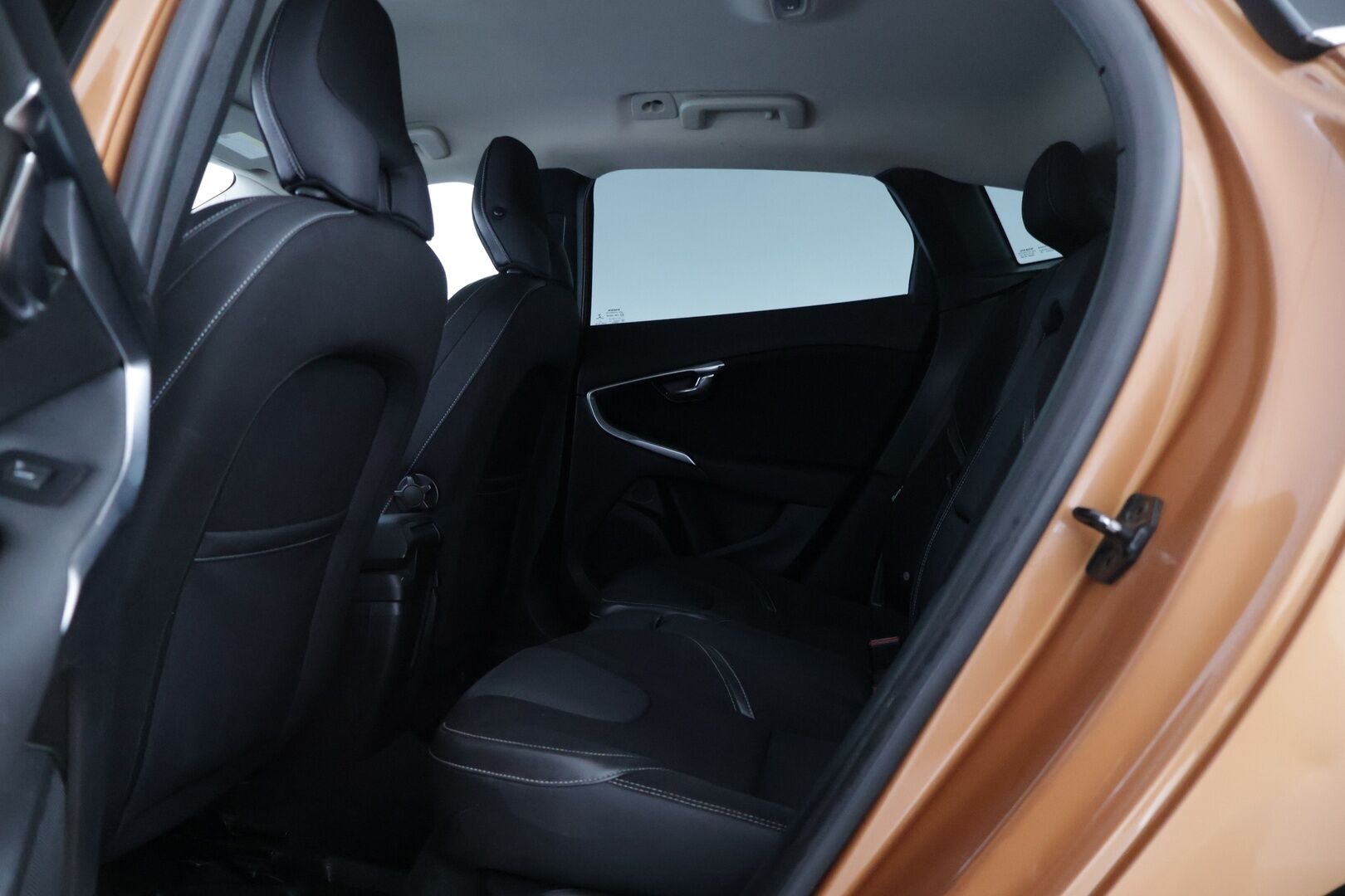 Volvo V40 2013 D2 Momentum aut * Webasto / P-tutkat takana / Bluetooth / Lohkolämmitin / Navi * - Suomi-auto / Hyvin pidetty / 2x Aluvanteet