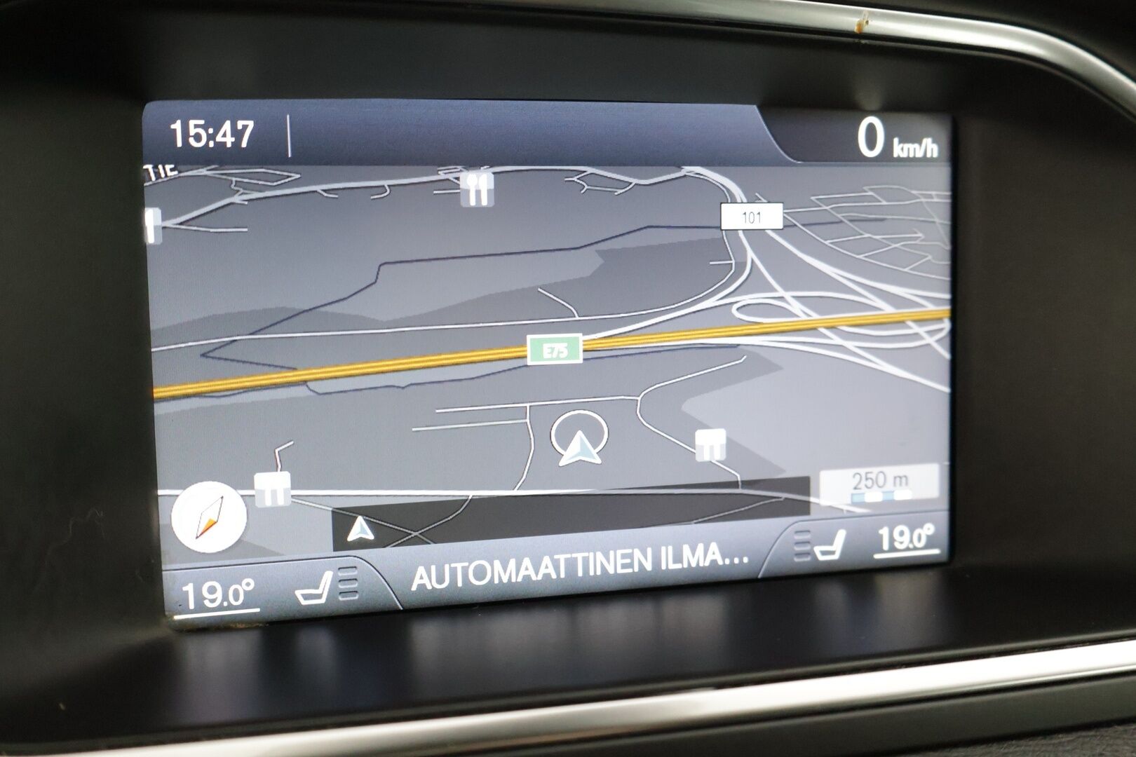 Volvo V40 2013 D2 Momentum aut * Webasto / P-tutkat takana / Bluetooth / Lohkolämmitin / Navi * - Suomi-auto / Hyvin pidetty / 2x Aluvanteet