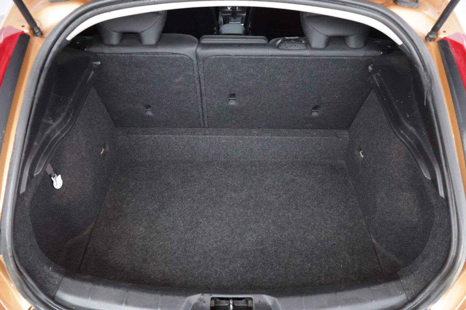 Volvo V40 2013 D2 Momentum aut * Webasto / P-tutkat takana / Bluetooth / Lohkolämmitin / Navi * - Suomi-auto / Hyvin pidetty / 2x Aluvanteet
