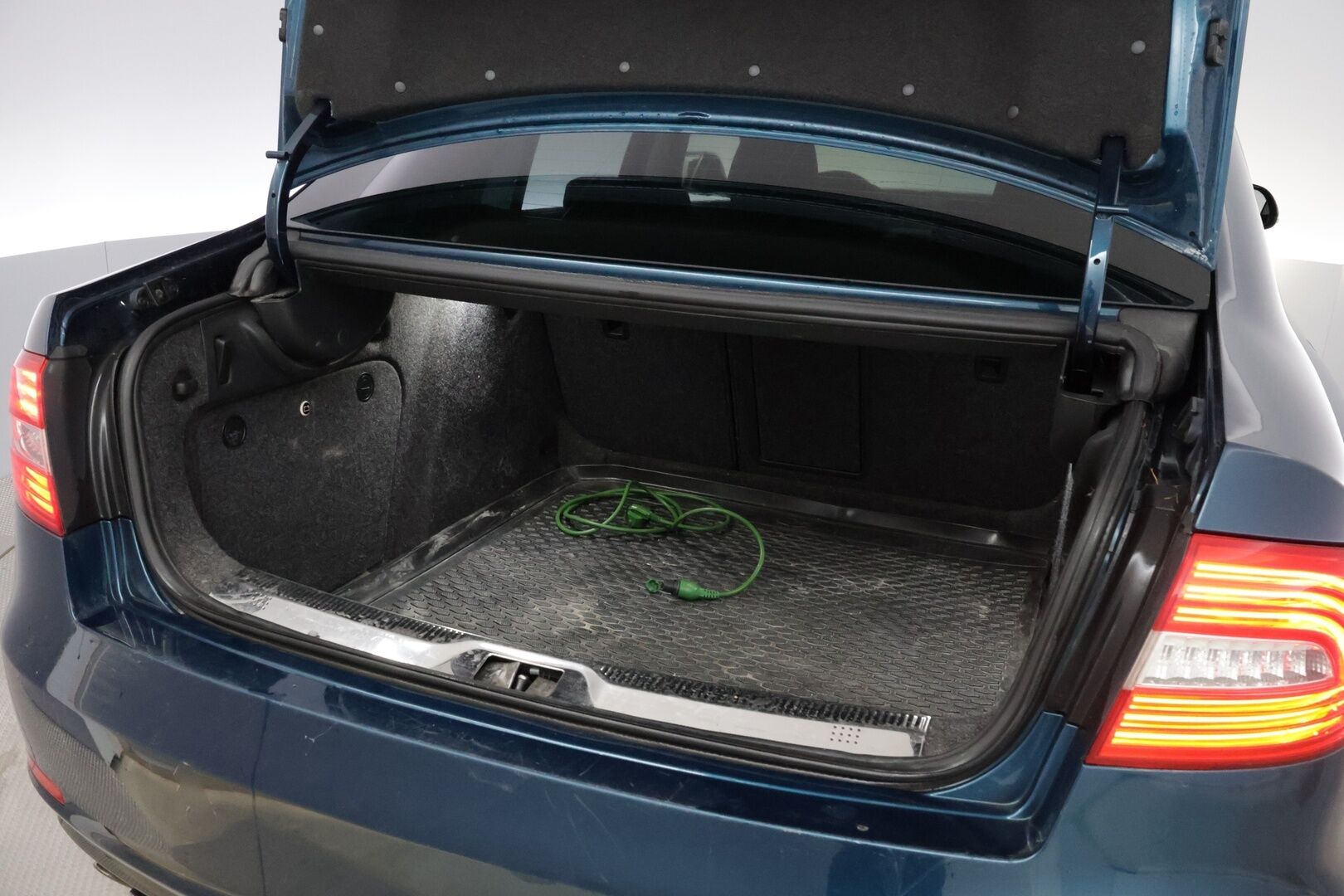 Skoda Superb 2013 3,6 FSI V6 4x4 Ambition Business DSG Autom. - YritysOutlet - Myydään vain yrityksille - – Tämä auto myydään YritysOutlet -valikoimasta vain yritykselle