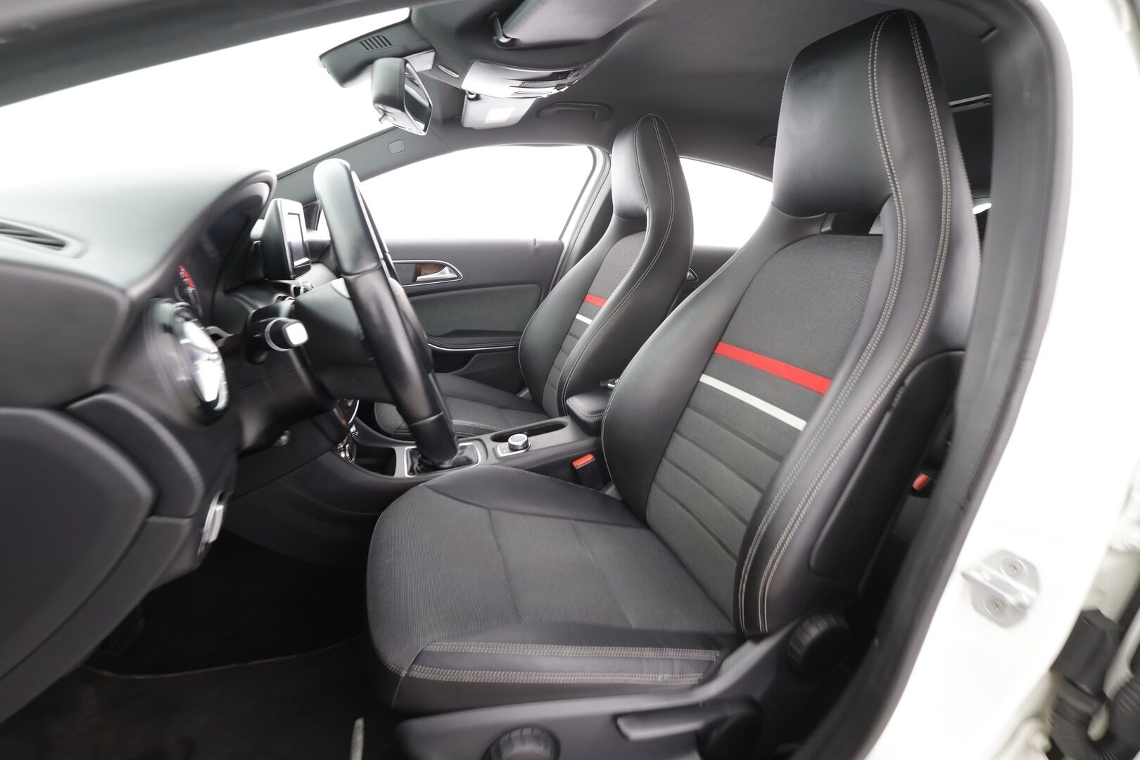 Mercedes-Benz A 2013 180 BE * Xenon / Lohko / Puolinahat / Bluetooth / Hyvät huollot * - Kahdet renkaat