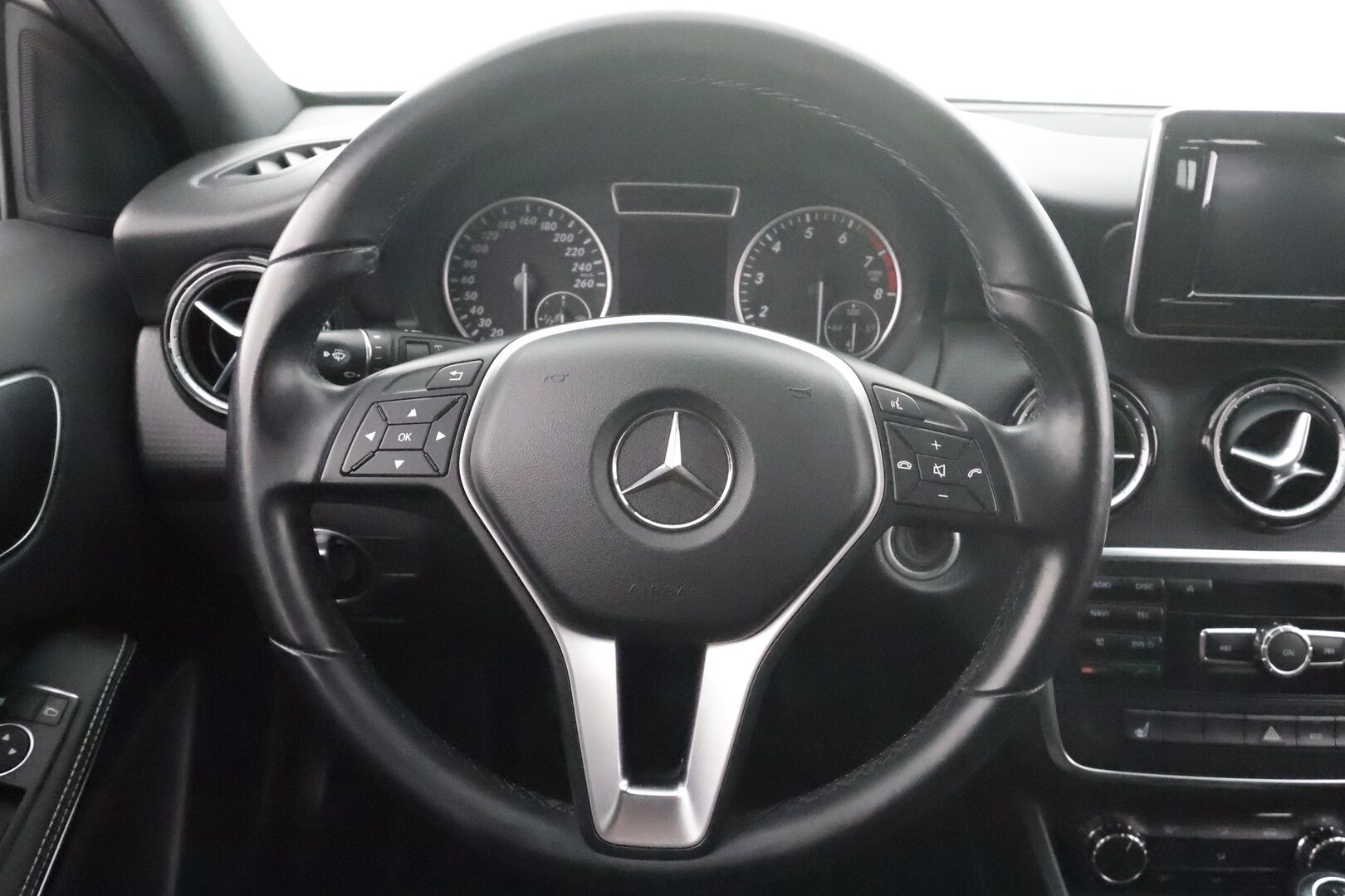 Mercedes-Benz A 2013 180 BE - | Lohko+sisä | Musta sisäkatto | ISOFIX | Xenon | Puolinahat | 