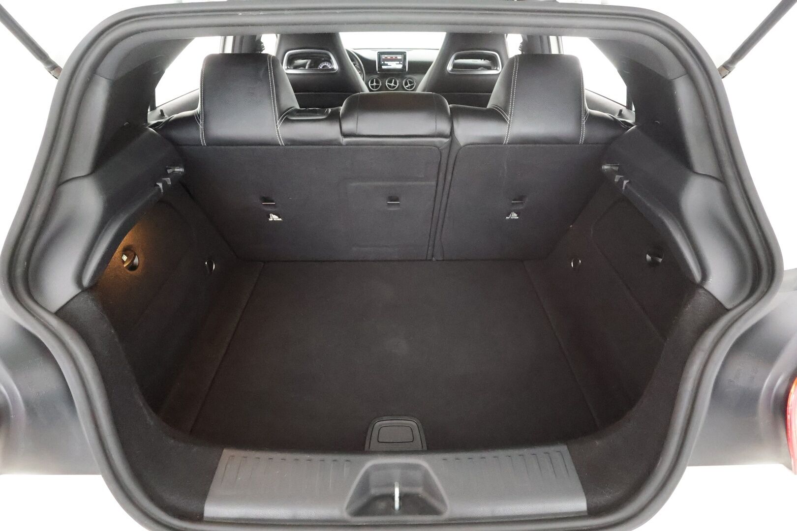 Mercedes-Benz A 2013 180 BE - | Lohko+sisä | Musta sisäkatto | ISOFIX | Xenon | Puolinahat | 
