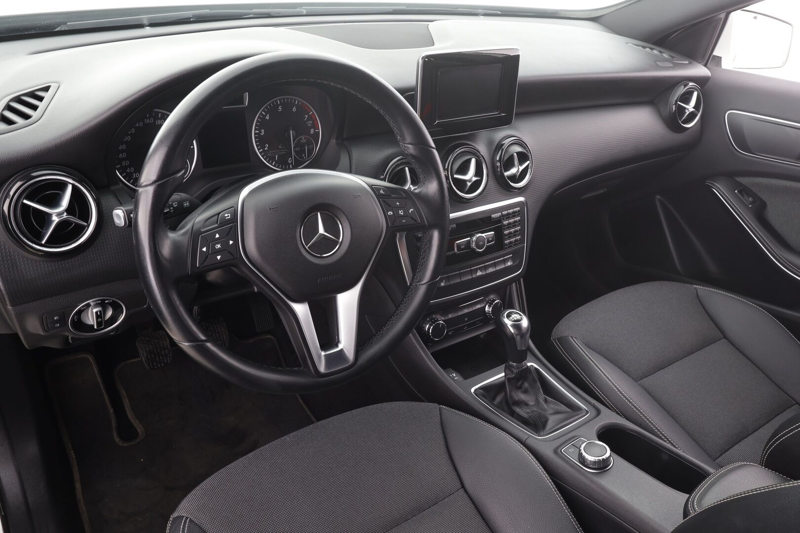 Mercedes-Benz A 2013 180 BE * Xenon / Lohko / Puolinahat / Bluetooth / Hyvät huollot * - Kahdet renkaat