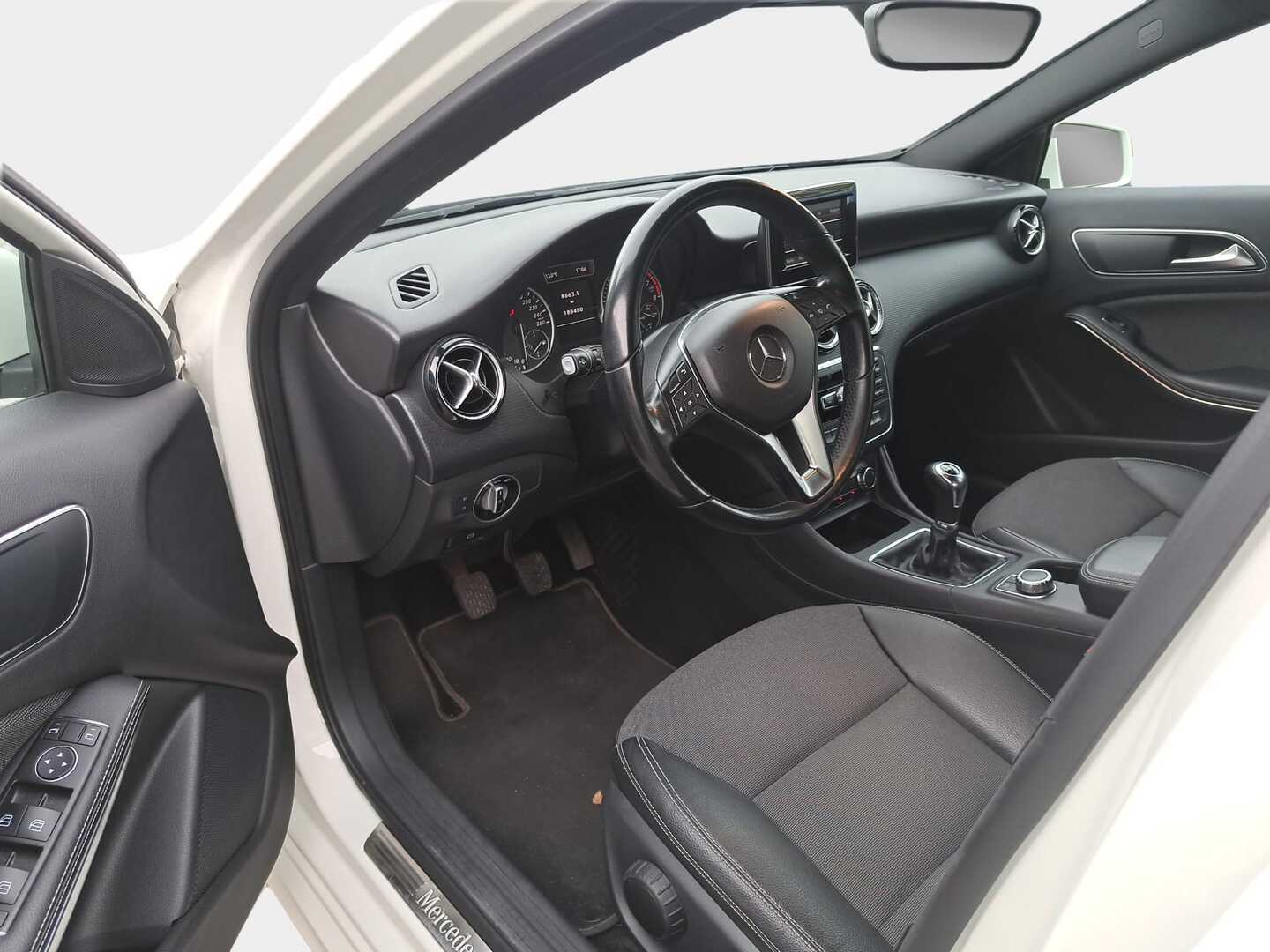 Mercedes-Benz A 180 BE 2013, photo 2/3