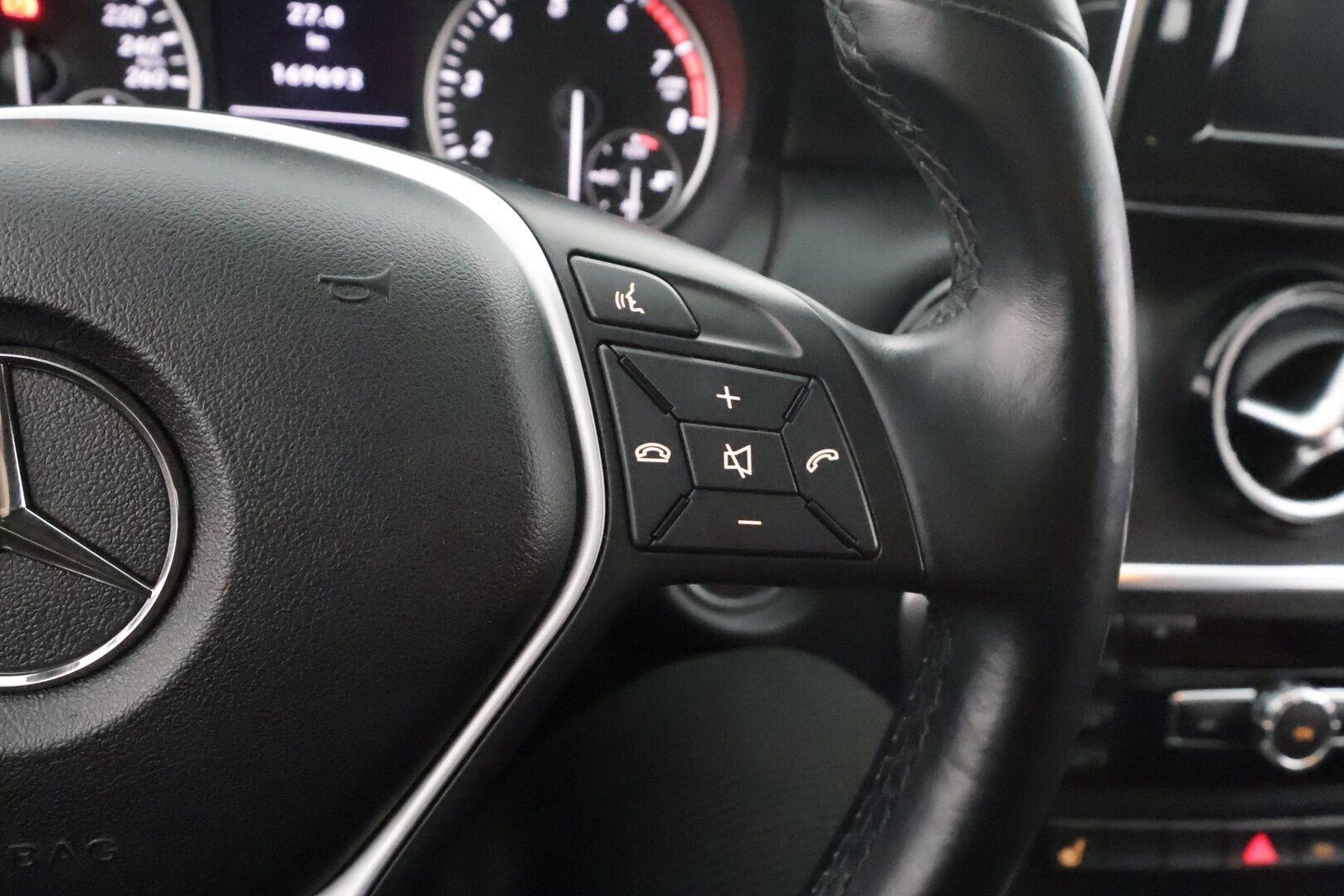 Mercedes-Benz A 2013 180 BE - | Lohko+sisä | Musta sisäkatto | ISOFIX | Xenon | Puolinahat | 