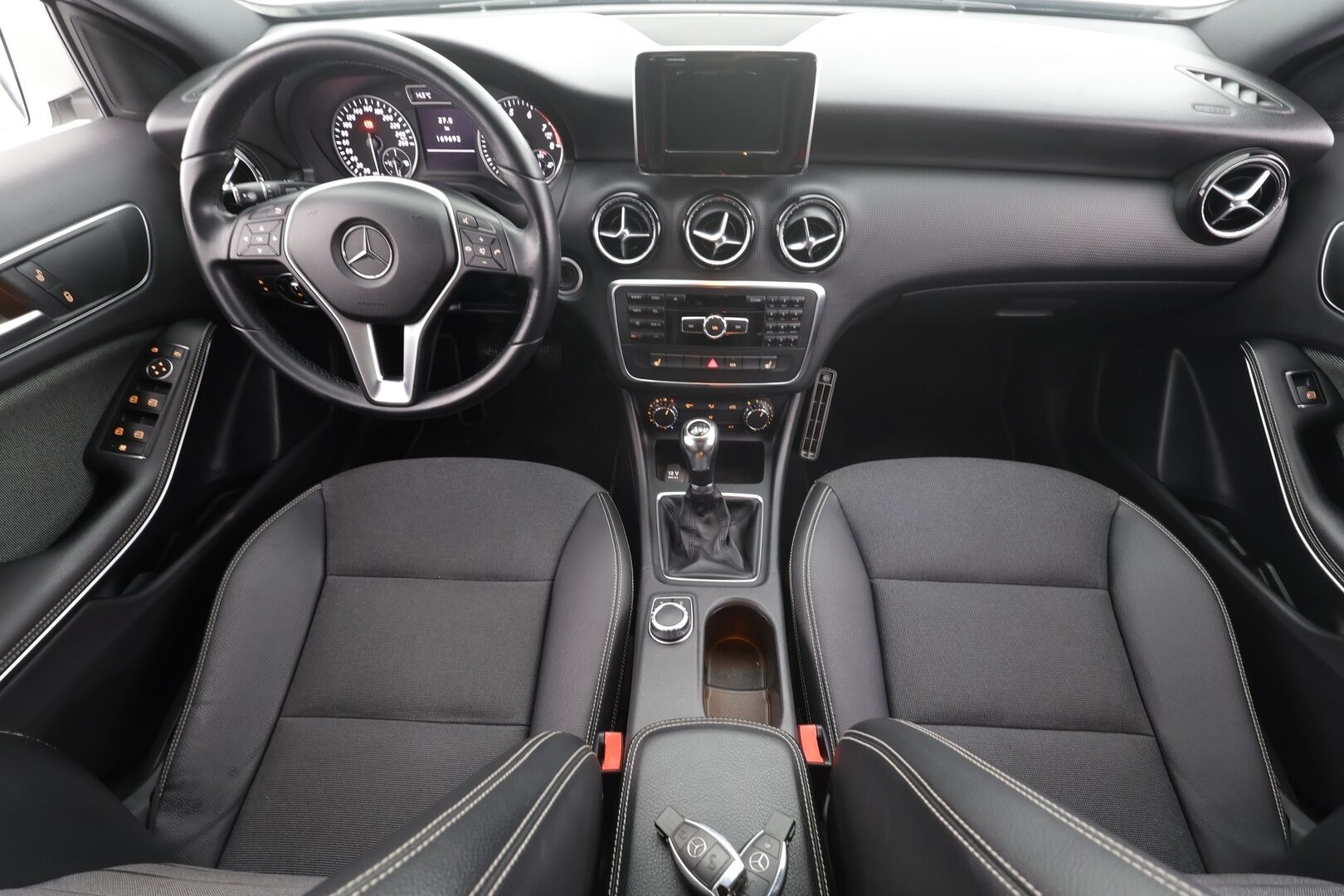 Mercedes-Benz A 2013 180 BE * Xenon / Lohko / Puolinahat / Bluetooth / Hyvät huollot * - Kahdet renkaat