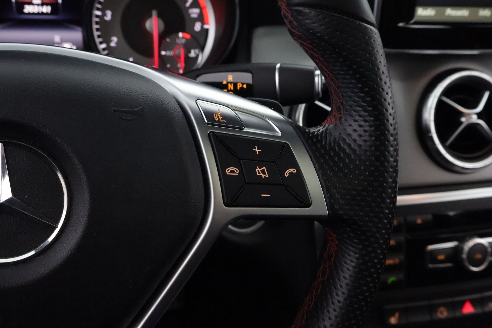 Mercedes-Benz CLA 2013 200 BE A Premium Business AMG * Panorama / Nahka-Alcantara / Night / Bi-Xenon / Lohko & Sisäpistoke - Tulossa Myyntiin! - HULLUT VÄLIPÄIVÄT KORKOTARJOUS 2,49%