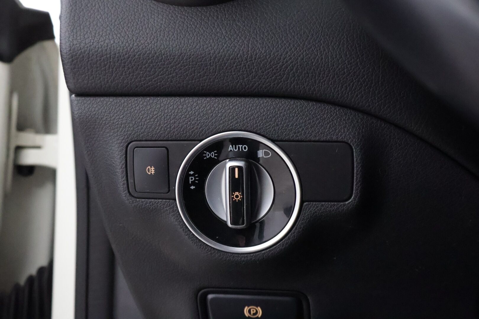 Mercedes-Benz CLA 2013 200 BE A Premium Business AMG * Panorama / Nahka-Alcantara / Night / Bi-Xenon / Lohko & Sisäpistoke - Tulossa Myyntiin! - HULLUT VÄLIPÄIVÄT KORKOTARJOUS 2,49%