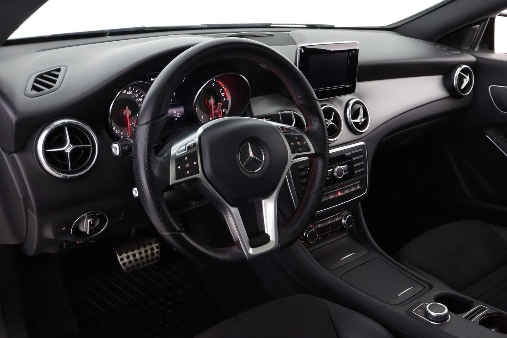 Mercedes-Benz CLA 2013 200 BE A Premium Business AMG * Panorama / Nahka-Alcantara / Night / Bi-Xenon / Lohko & Sisäpistoke - Tulossa Myyntiin! - HULLUT VÄLIPÄIVÄT KORKOTARJOUS 2,49%