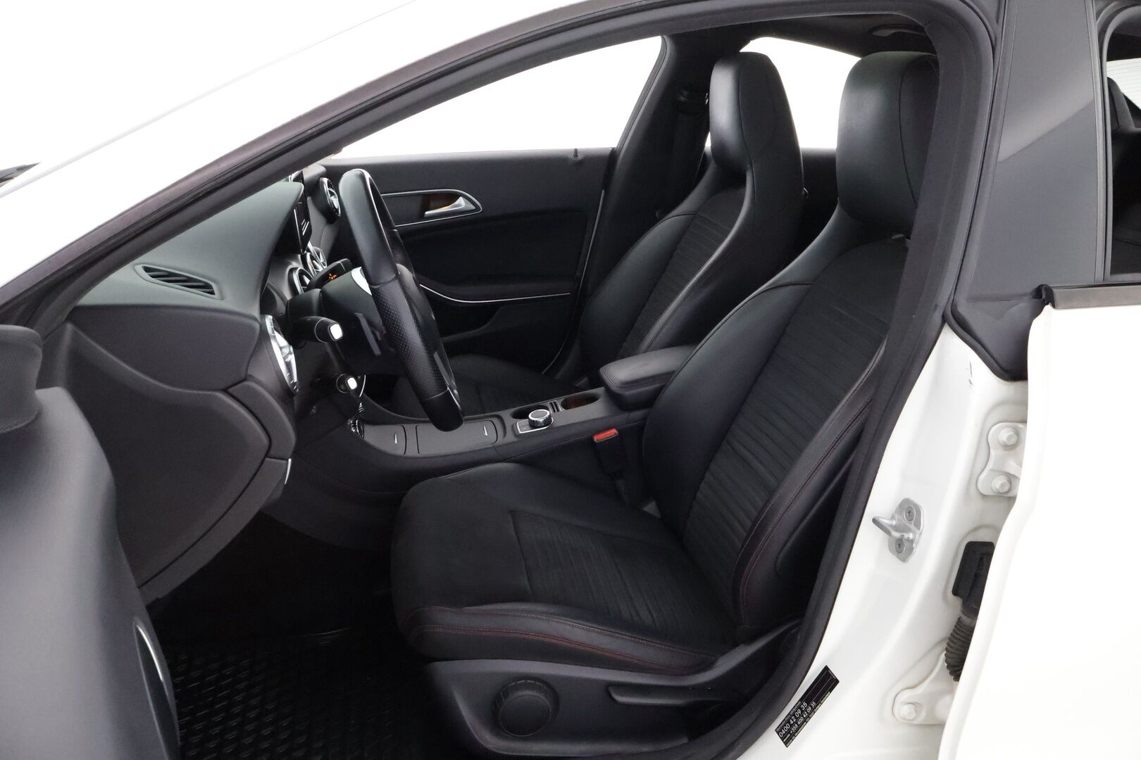 Mercedes-Benz CLA 2013 200 BE A Premium Business AMG * Panorama / Nahka-Alcantara / Night / Bi-Xenon / Lohko & Sisäpistoke - Tulossa Myyntiin! - HULLUT VÄLIPÄIVÄT KORKOTARJOUS 2,49%