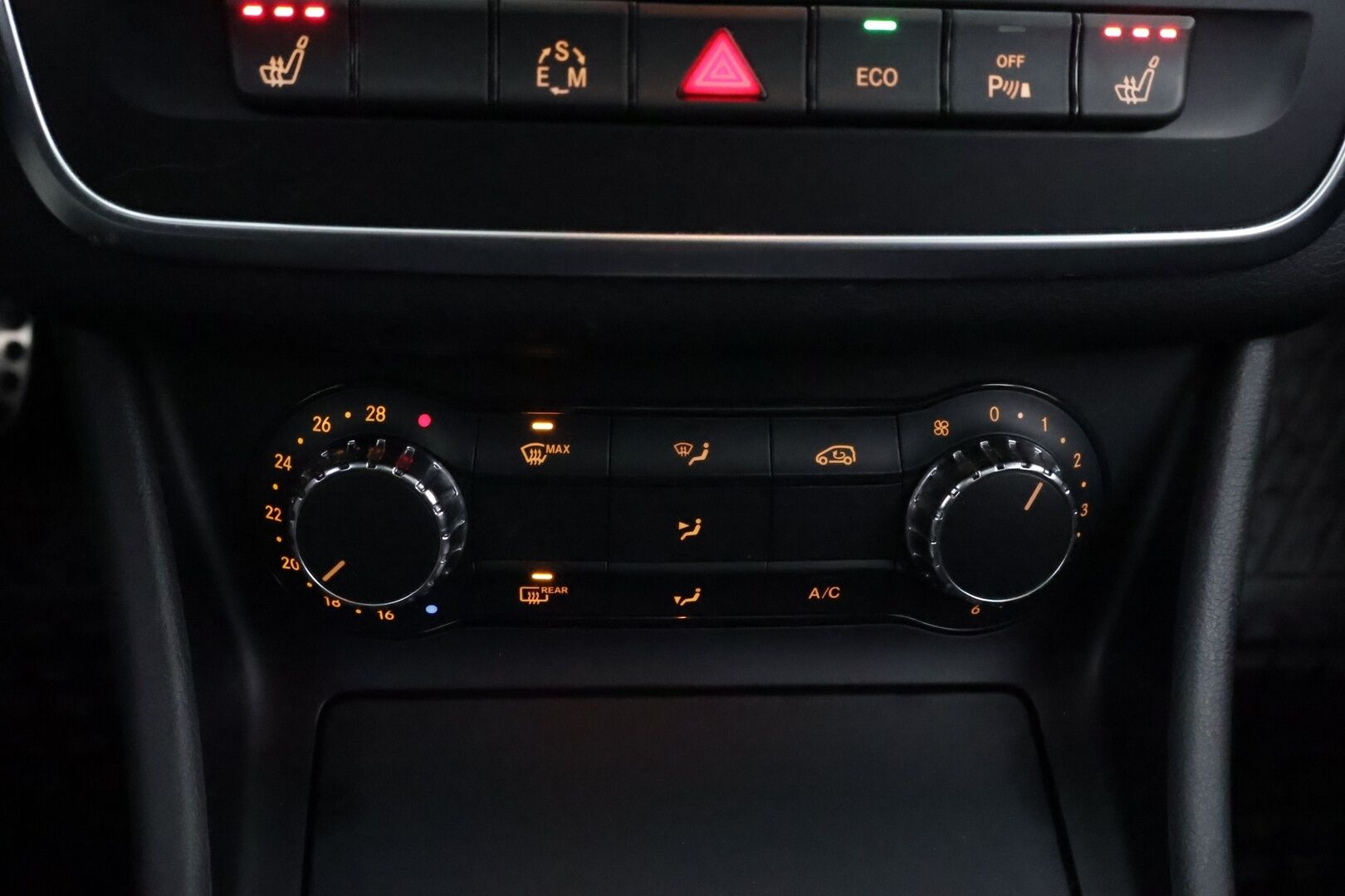 Mercedes-Benz CLA 2013 200 BE A Premium Business AMG * Panorama / Nahka-Alcantara / Night / Bi-Xenon / Lohko & Sisäpistoke - Tulossa Myyntiin! - HULLUT VÄLIPÄIVÄT KORKOTARJOUS 2,49%