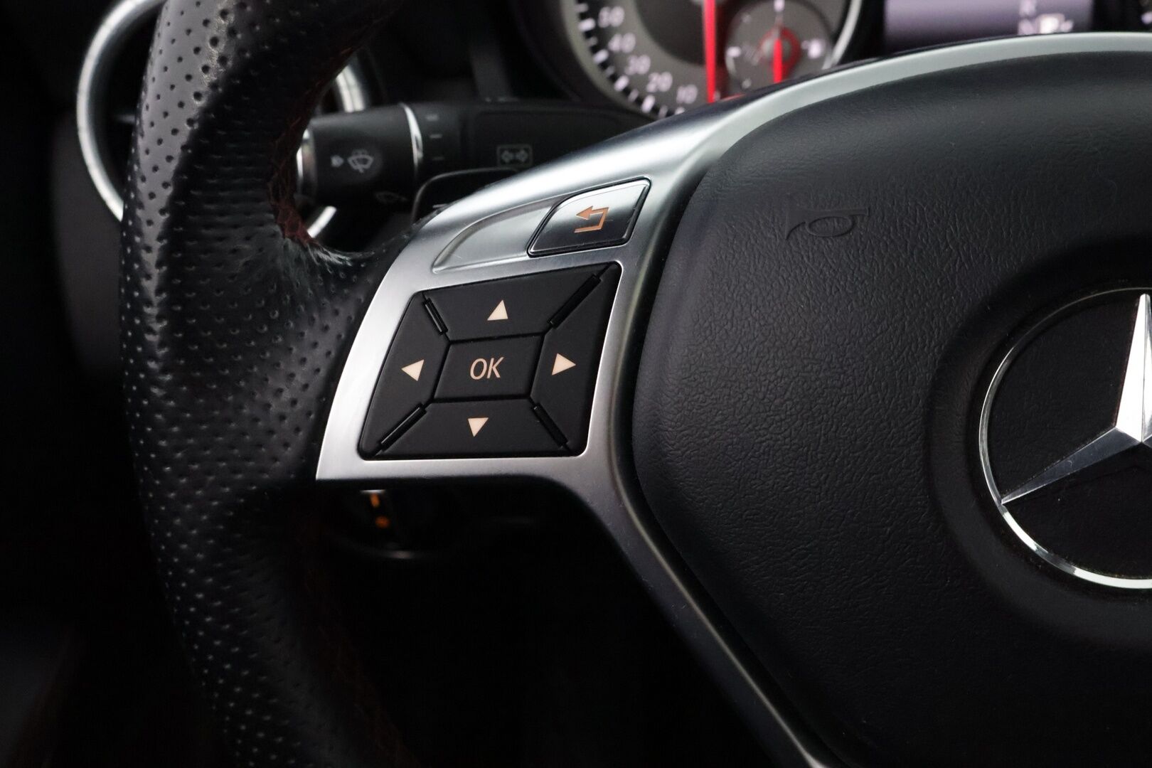 Mercedes-Benz CLA 2013 200 BE A Premium Business AMG * Panorama / Nahka-Alcantara / Night / Bi-Xenon / Lohko & Sisäpistoke - Tulossa Myyntiin! - HULLUT VÄLIPÄIVÄT KORKOTARJOUS 2,49%