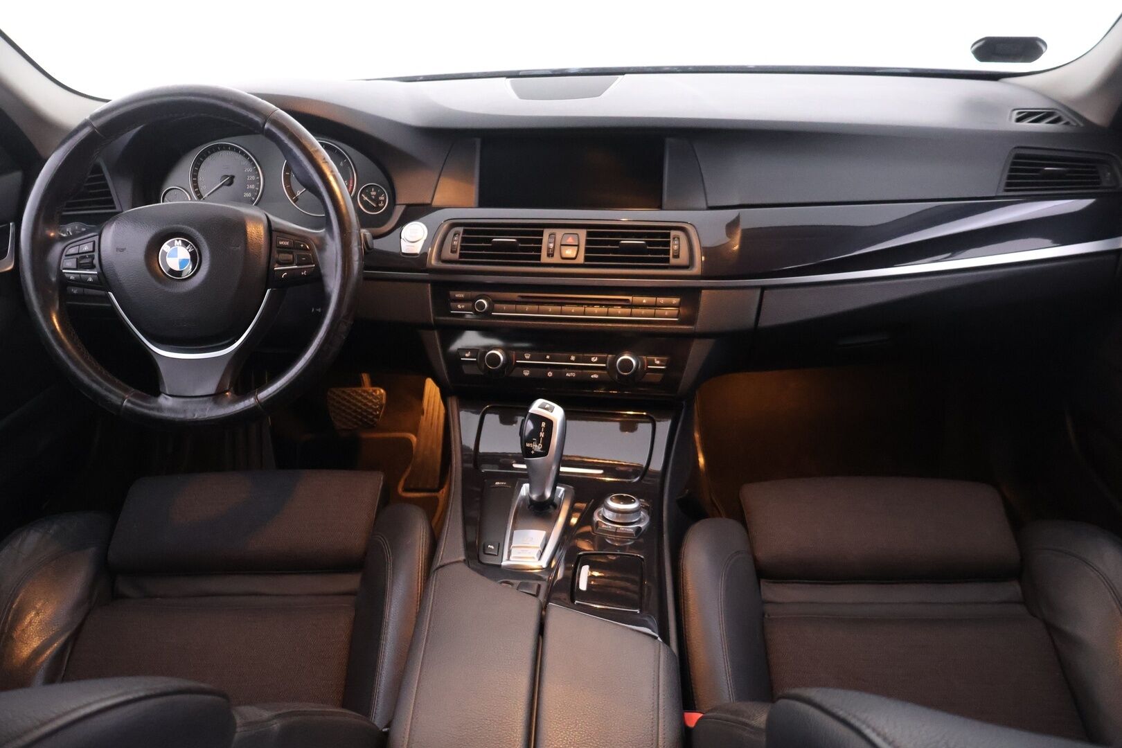 BMW 520 2010 Sport A F11 Touring YritysOutlet - Myydään vain yrityksille - | Acc | Koukku | lohko+sisäpistoke | 