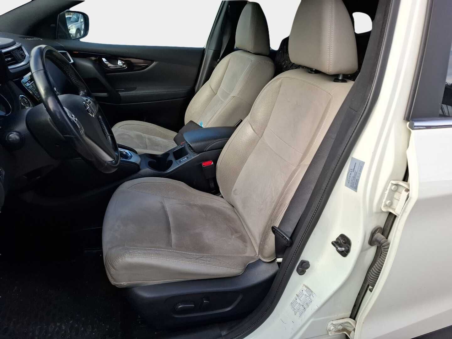 Nissan Qashqai 2015 DIG-T 115 Business 360 2WD Xtronic Alcantara * 360 Kamera / Bi-Xenon / Vetokoukku / Avaimeton kulku / Navi * - Jakopää tehty -23 / Huollettu 5/25 / Renkaat kunnossa *