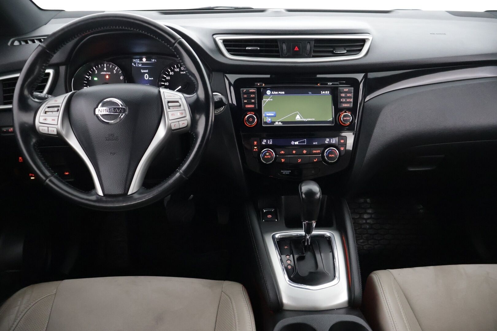 Nissan Qashqai 2015 DIG-T 115 Business 360 2WD Xtronic Alcantara * 360 Kamera / Bi-Xenon / Vetokoukku / Avaimeton kulku / Navi * - * Jakopää tehty -23 / Huollettu 5/25 / Renkaat kunnossa *