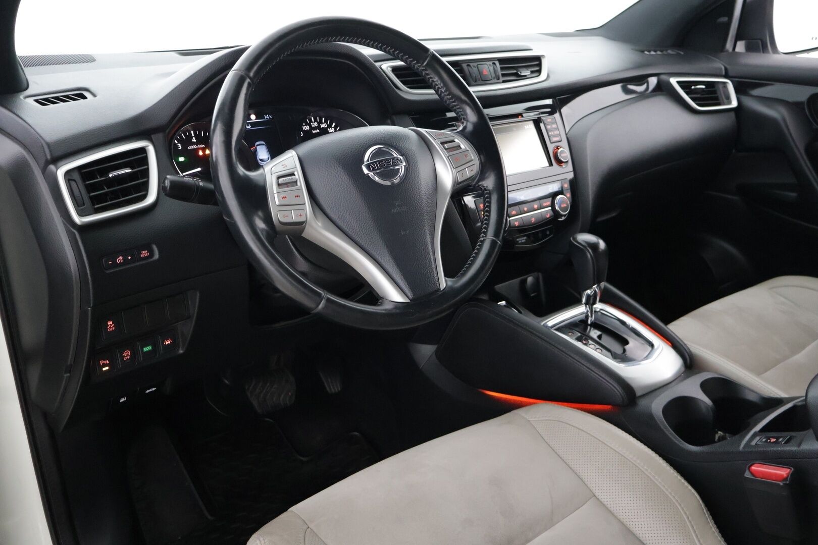 Nissan Qashqai 2015 DIG-T 115 Business 360 2WD Xtronic Alcantara * 360 Kamera / Bi-Xenon / Vetokoukku / Avaimeton kulku / Navi * - * Jakopää tehty -23 / Huollettu 5/25 / Renkaat kunnossa *