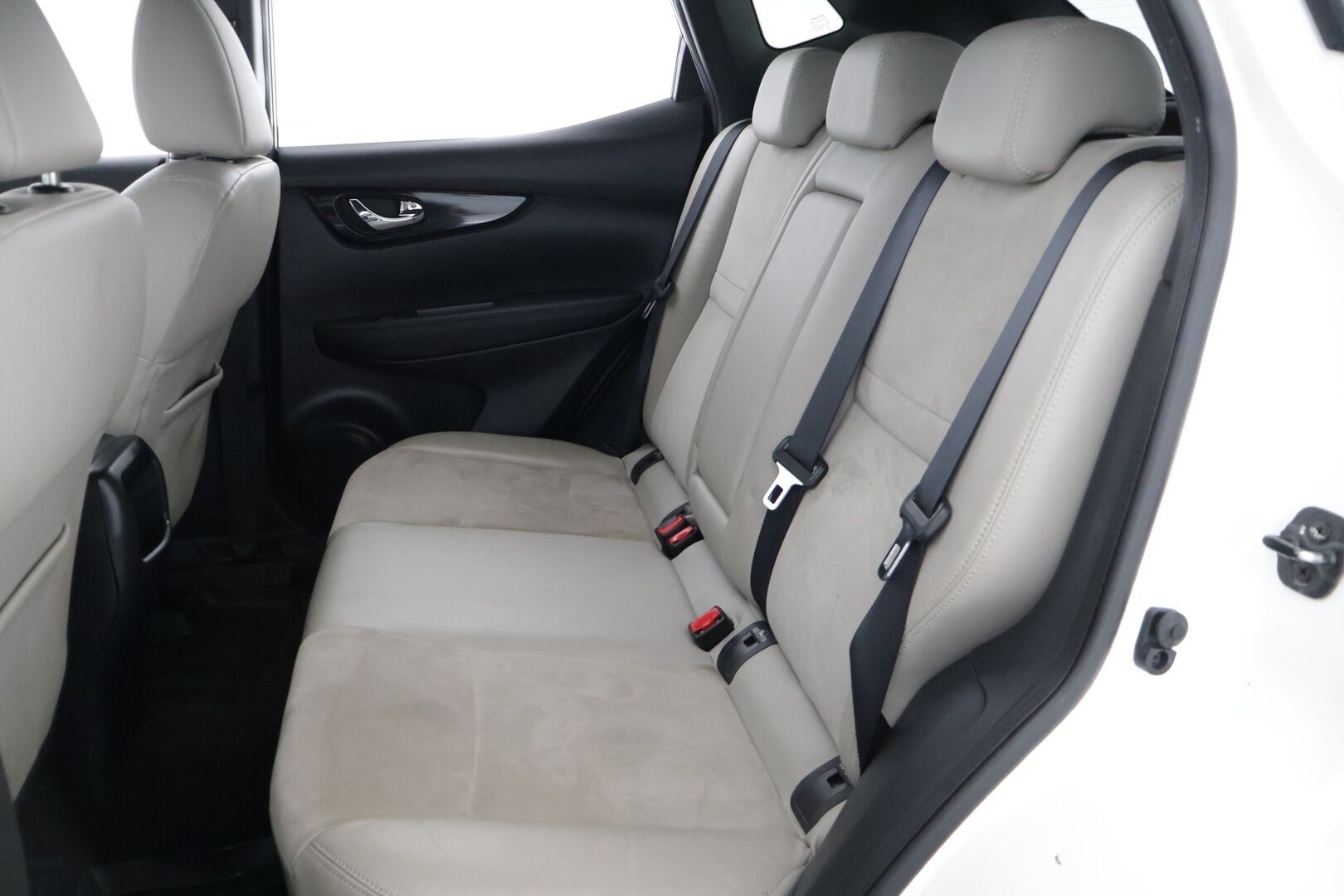Nissan Qashqai 2015 DIG-T 115 Business 360 2WD Xtronic Alcantara * 360 Kamera / Bi-Xenon / Vetokoukku / Avaimeton kulku / Navi * - * Jakopää tehty -23 / Huollettu 5/25 / Renkaat kunnossa *