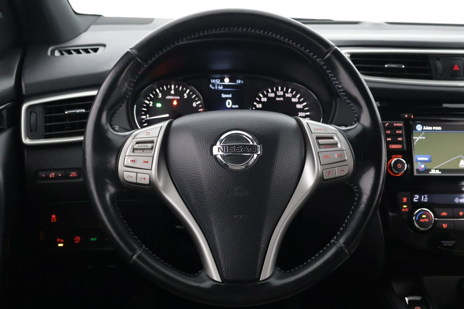 Nissan Qashqai 2015 DIG-T 115 Business 360 2WD Xtronic Alcantara * 360 Kamera / Bi-Xenon / Vetokoukku / Avaimeton kulku / Navi * - * Jakopää tehty -23 / Huollettu 5/25 / Renkaat kunnossa *