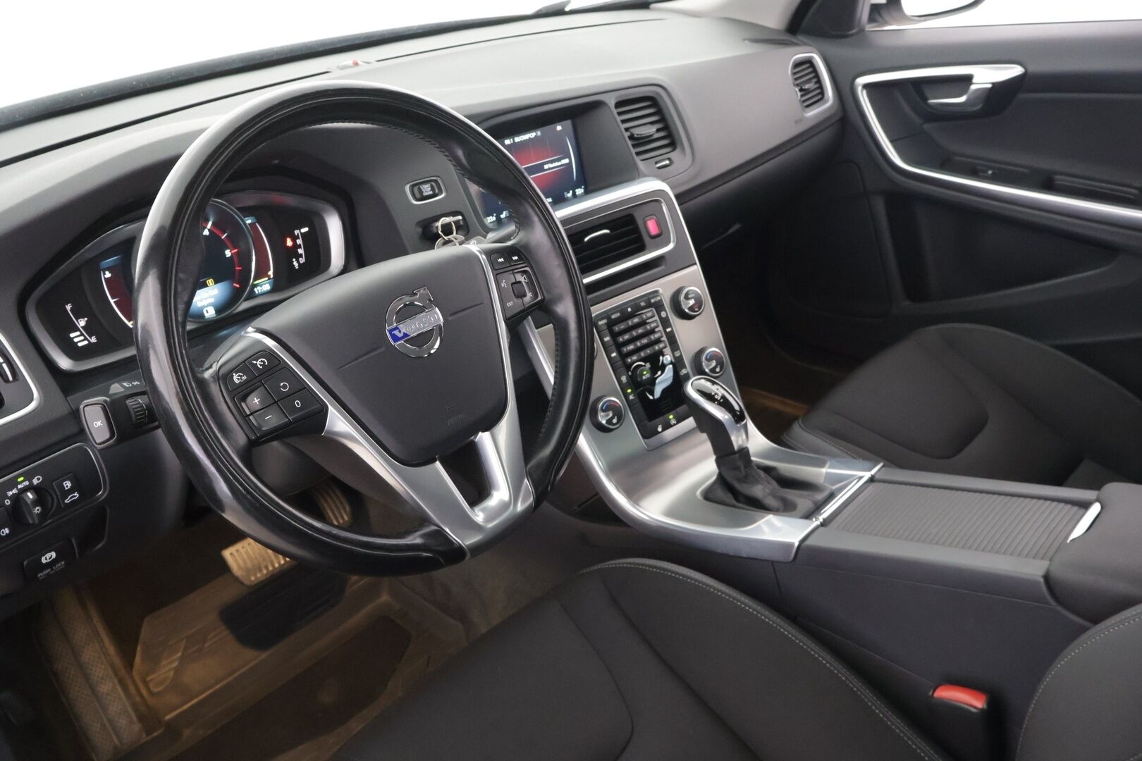Volvo V60 2014 D4 Business aut - *Suomi-auto / Vetokoukku / Webasto / Digimittaristo / Vakkari / On call / 2x renkaat*