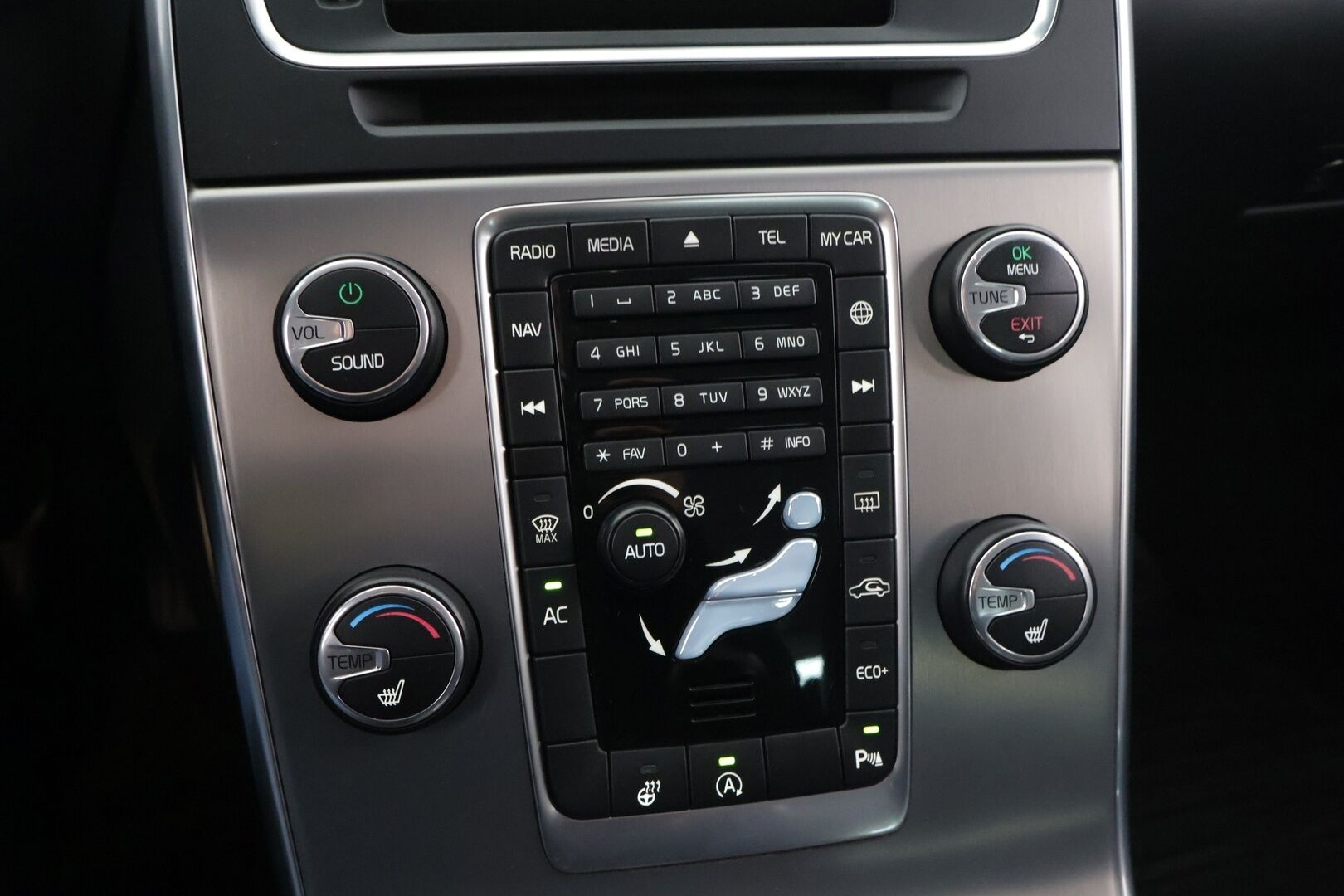 Volvo V60 2014 D4 Business aut - *Suomi-auto / Vetokoukku / Webasto / Digimittaristo / Vakkari / On call / 2x renkaat*