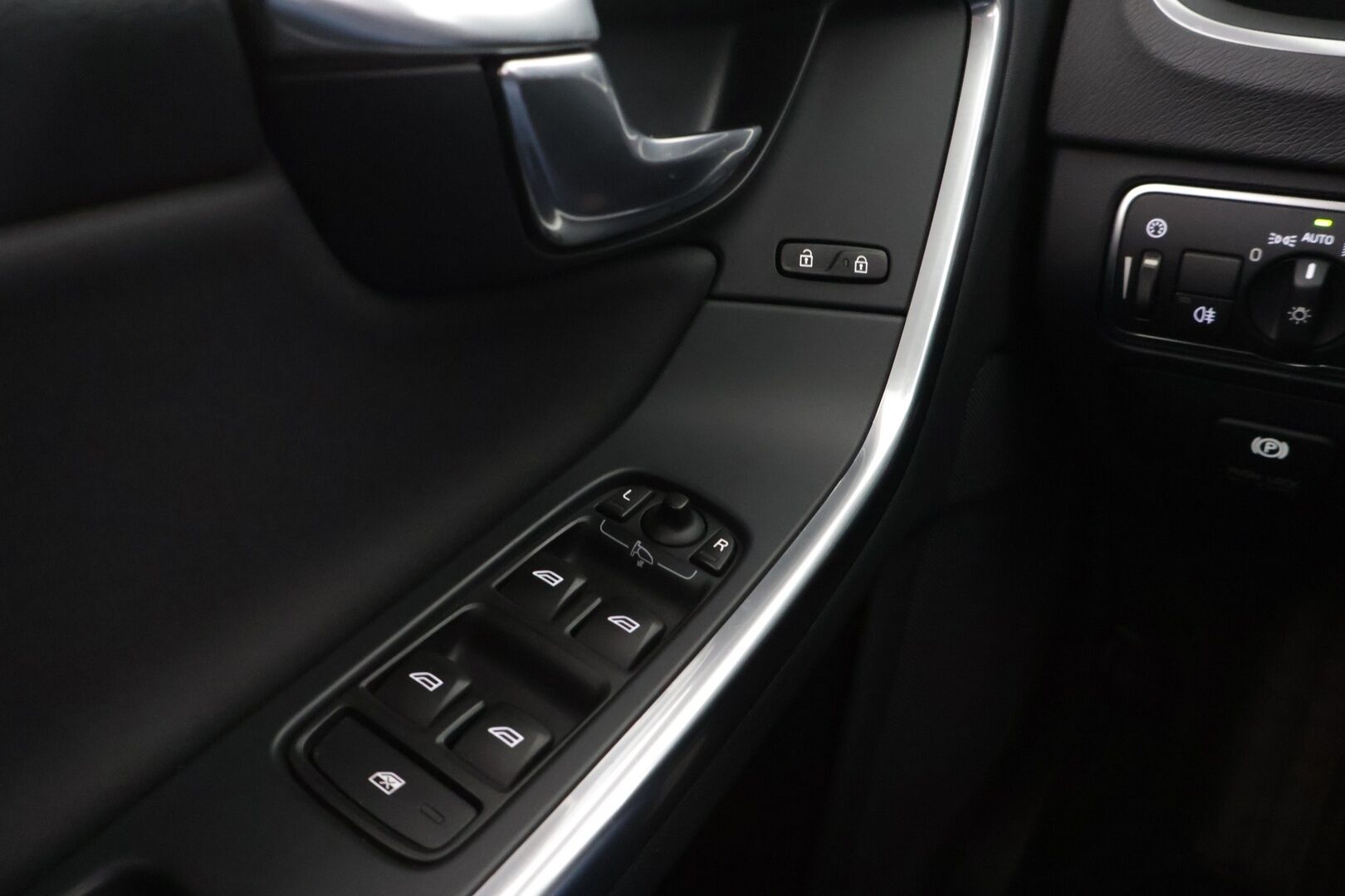 Volvo V60 2014 D4 Business aut - *Suomi-auto / Vetokoukku / Webasto / Digimittaristo / Vakkari / On call / 2x renkaat*