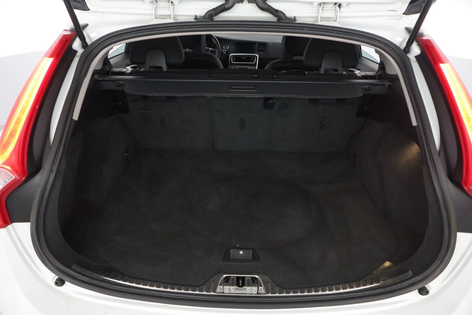 Volvo V60 2014 D4 Business aut - *Suomi-auto / Vetokoukku / Webasto / Digimittaristo / Vakkari / On call / 2x renkaat*