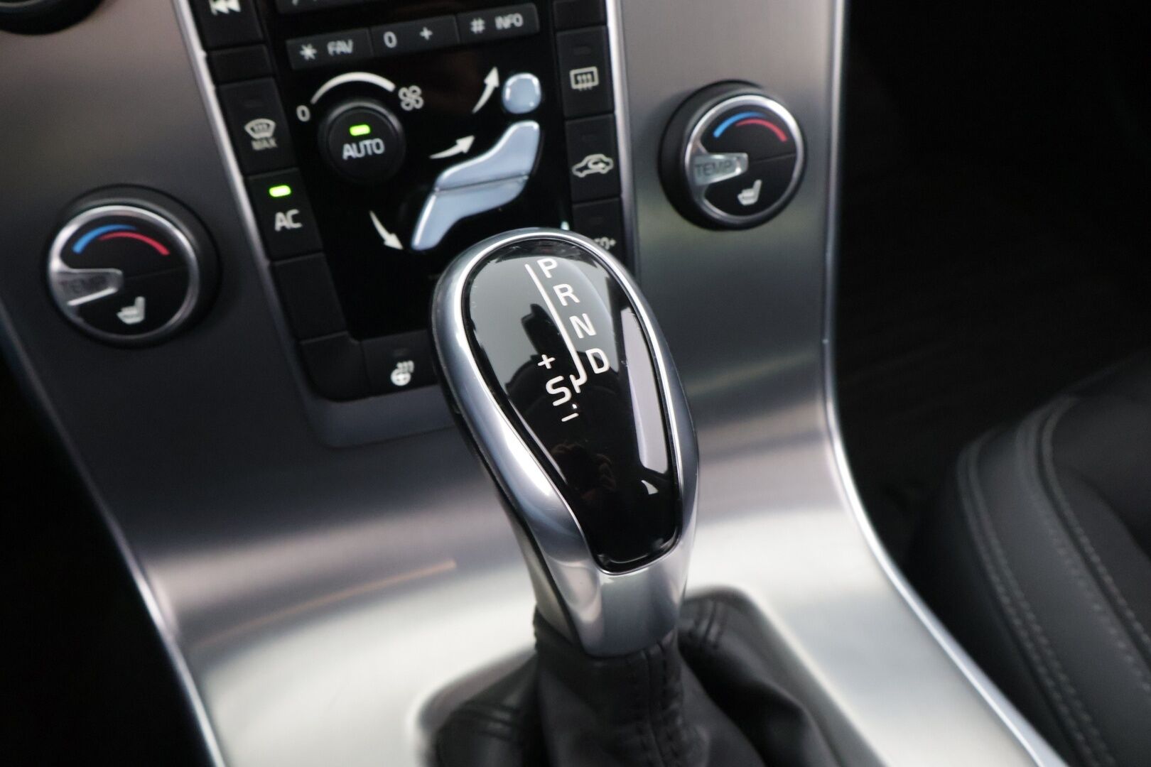 Volvo V60 2014 D4 Business aut - *Suomi-auto / Vetokoukku / Webasto / Digimittaristo / Vakkari / On call / 2x renkaat*
