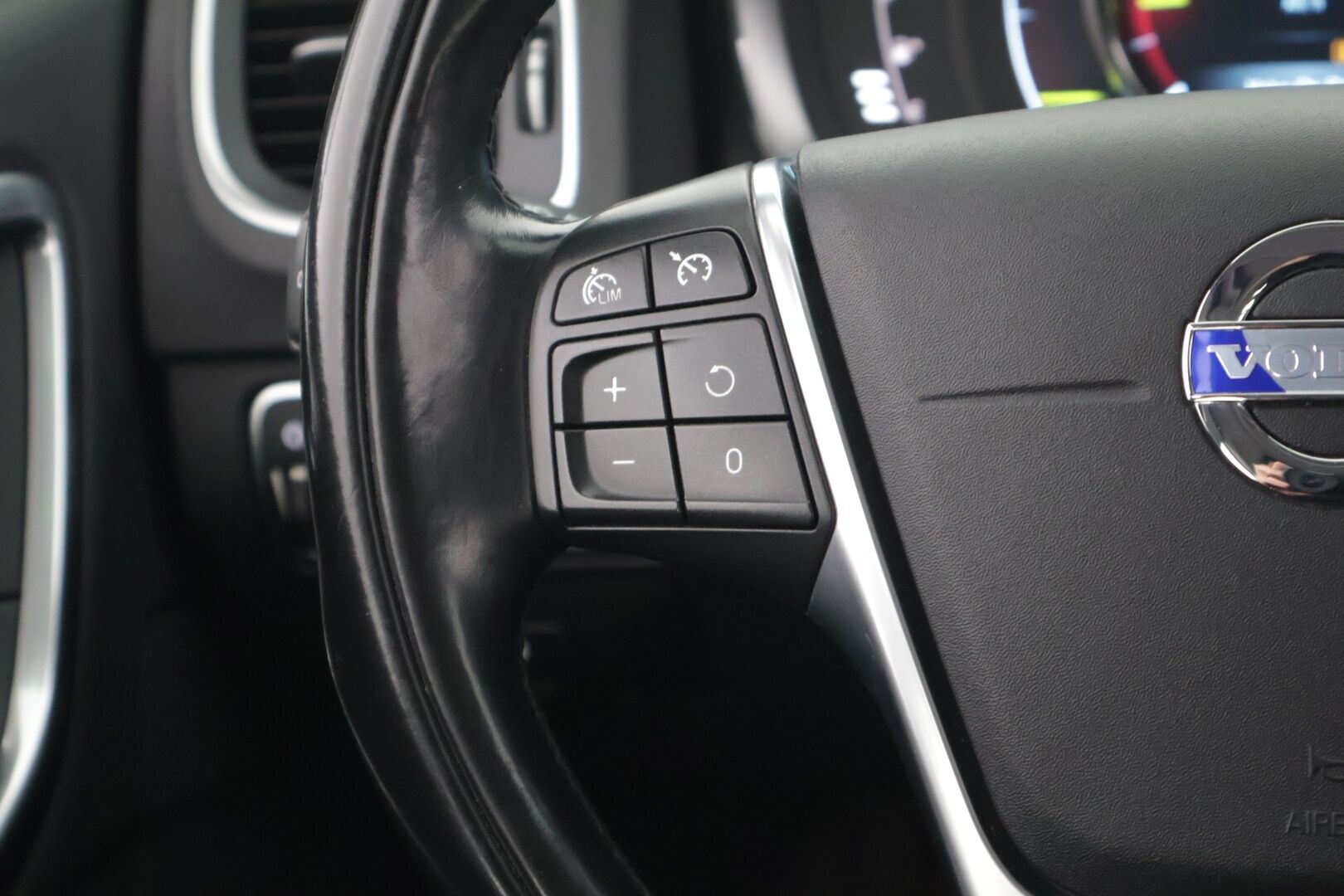 Volvo V60 2014 D4 Business aut - *Suomi-auto / Vetokoukku / Webasto / Digimittaristo / Vakkari / On call / 2x renkaat*