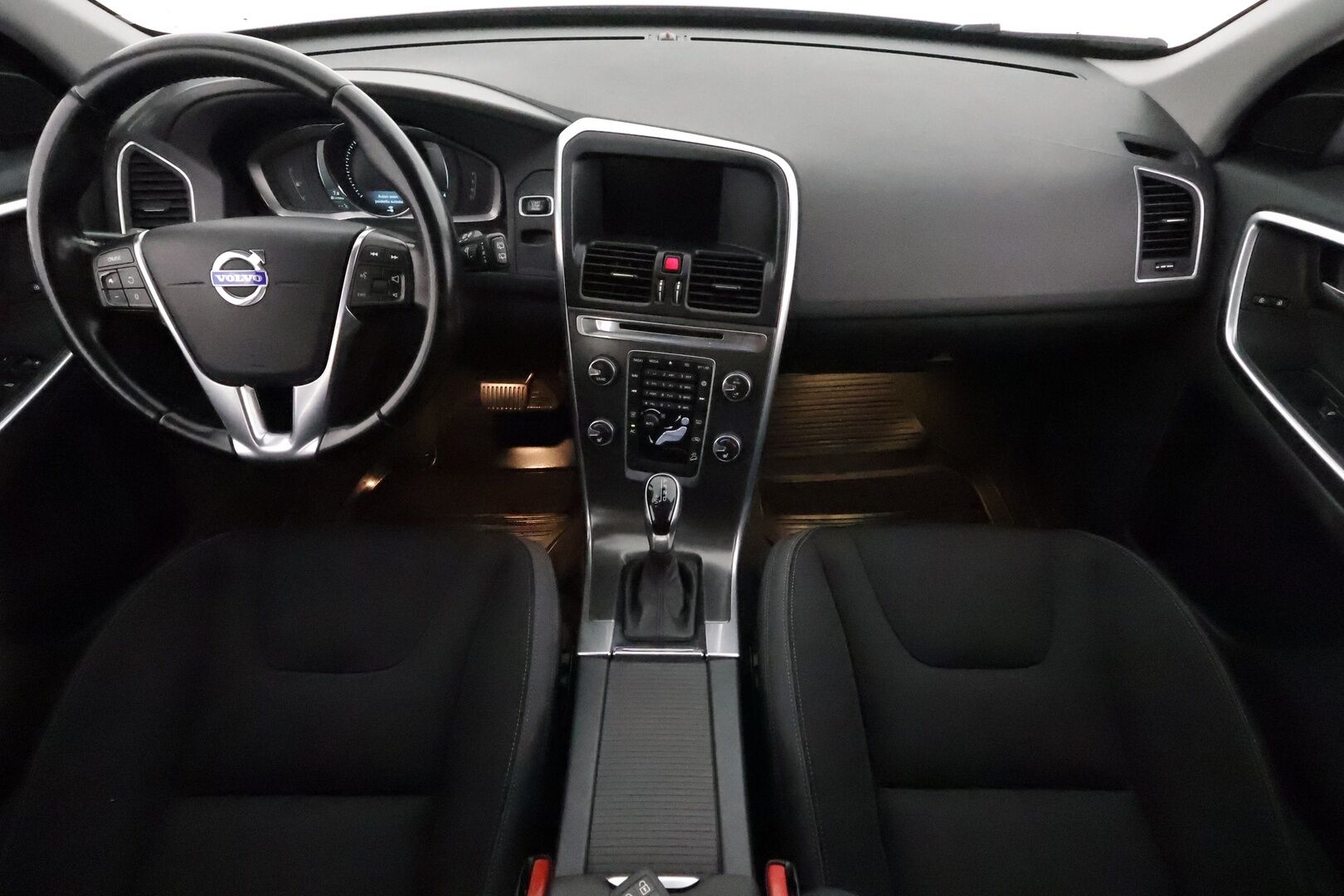 Volvo XC60 2014 D4 AWD Momentum aut **Vakkari / Webasto / Aktiiv. Bi-Xenon / Navi / Koukku / Sähköluukku / Muistipenkki** - Suomi-auto / Kahdet renkaat aluvanteilla