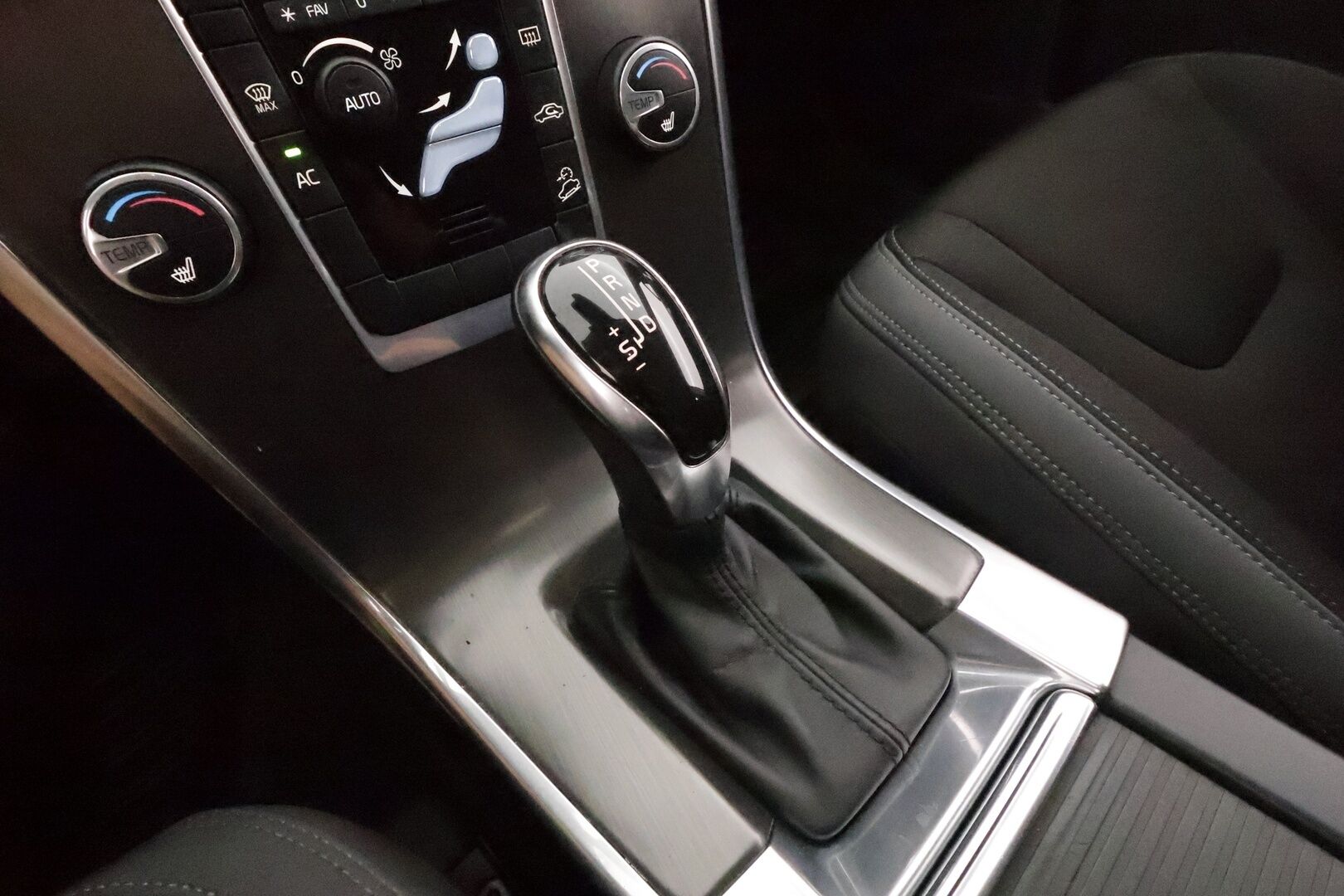Volvo XC60 2014 D4 AWD Momentum aut **Vakkari / Webasto / Aktiiv. Bi-Xenon / Navi / Koukku / Sähköluukku / Muistipenkki** - Suomi-auto / Kahdet renkaat aluvanteilla