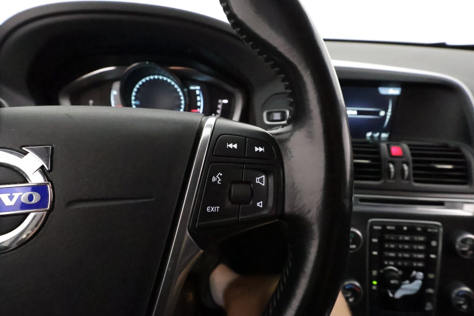 Volvo XC60 2014 D4 AWD Momentum aut **Vakkari / Webasto / Aktiiv. Bi-Xenon / Navi / Koukku / Sähköluukku / Muistipenkki** - Suomi-auto / Kahdet renkaat aluvanteilla