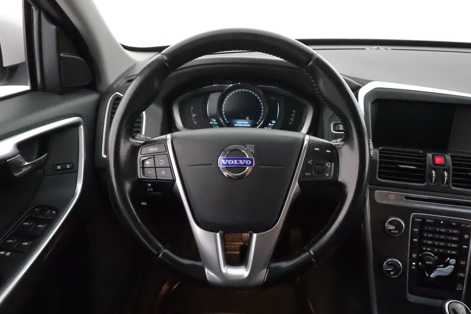 Volvo XC60 2014 D4 AWD Momentum aut **Vakkari / Webasto / Aktiiv. Bi-Xenon / Navi / Koukku / Sähköluukku / Muistipenkki** - Suomi-auto / Kahdet renkaat aluvanteilla